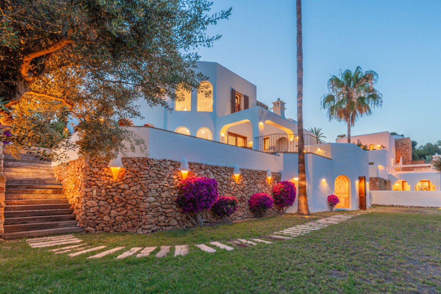 Luxury villa with sea views in Ibizan style in El Portet in Moraira for sale.This beautiful Ibiza-style villa, built with very select materials,...