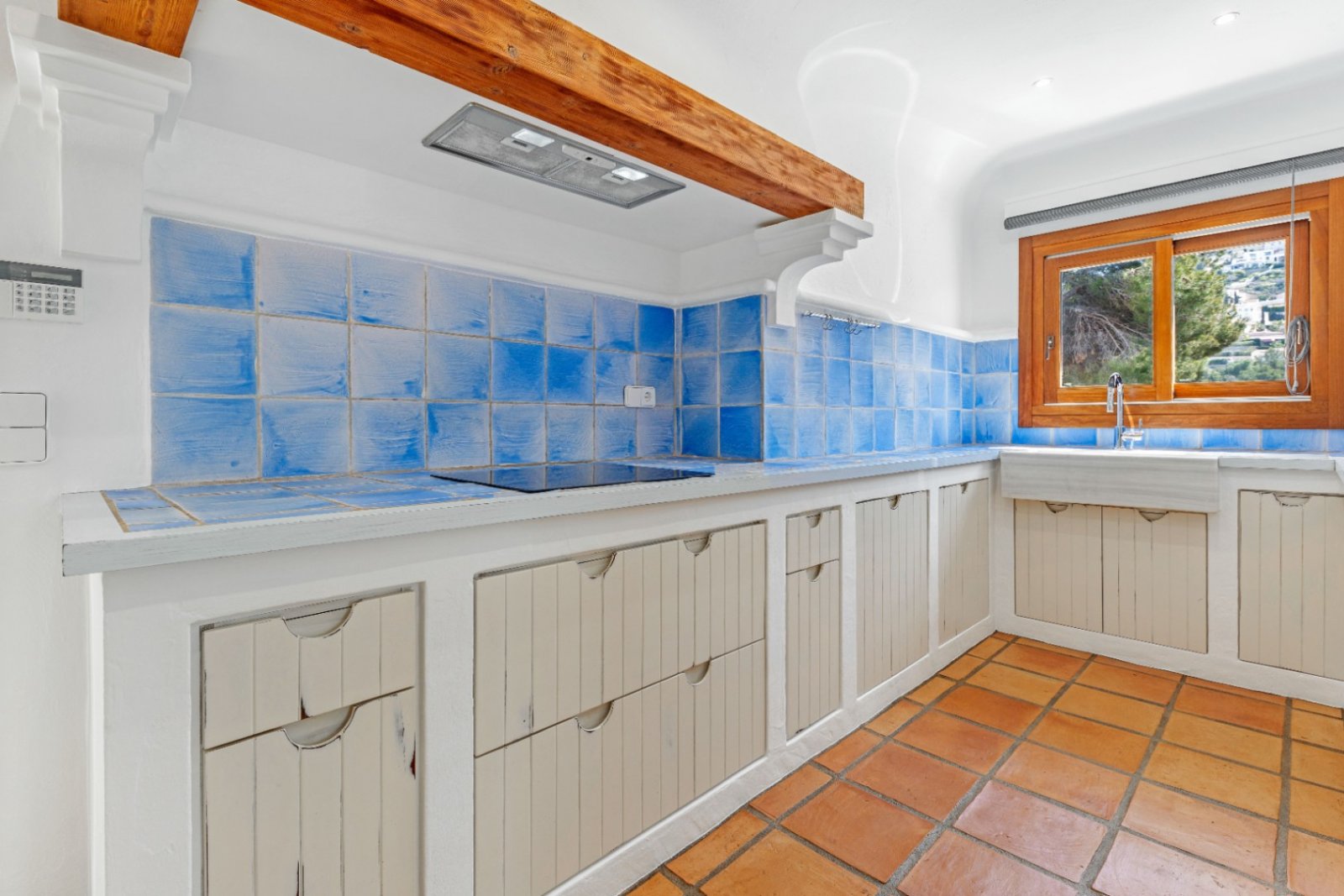 Luxury villa with sea views in Ibizan style in El Portet in Moraira for sale.This beautiful Ibiza-style villa, built with very select materials,...