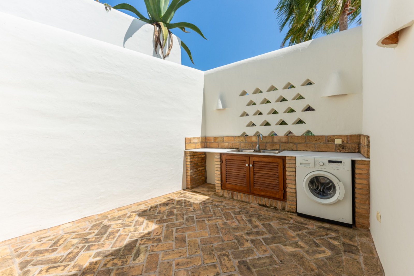 Luxury villa with sea views in Ibizan style in El Portet in Moraira for sale.This beautiful Ibiza-style villa, built with very select materials,...