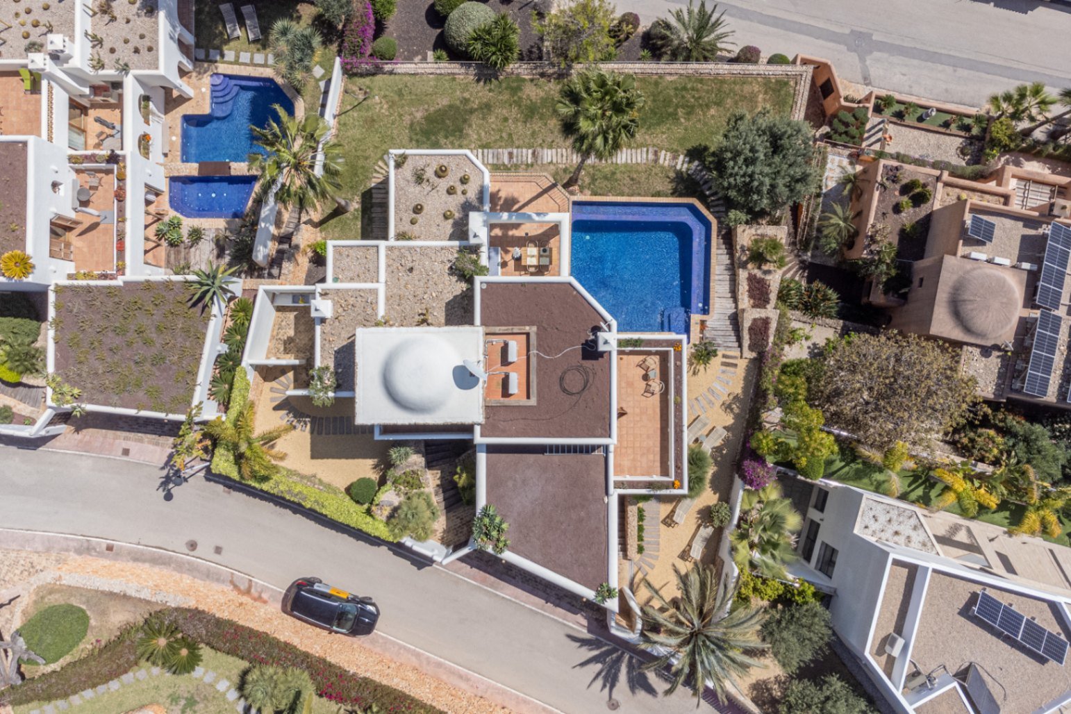 Luxury villa with sea views in Ibizan style in El Portet in Moraira for sale.This beautiful Ibiza-style villa, built with very select materials,...