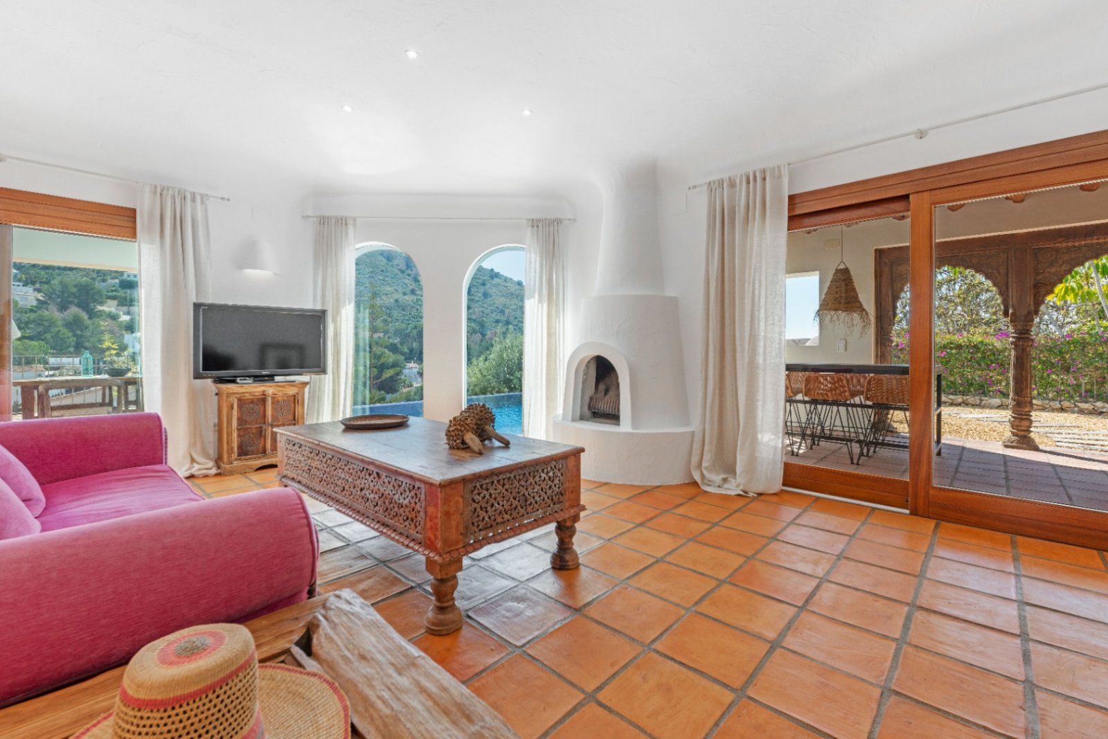 Luxury villa with sea views in Ibizan style in El Portet in Moraira for sale.This beautiful Ibiza-style villa, built with very select materials,...