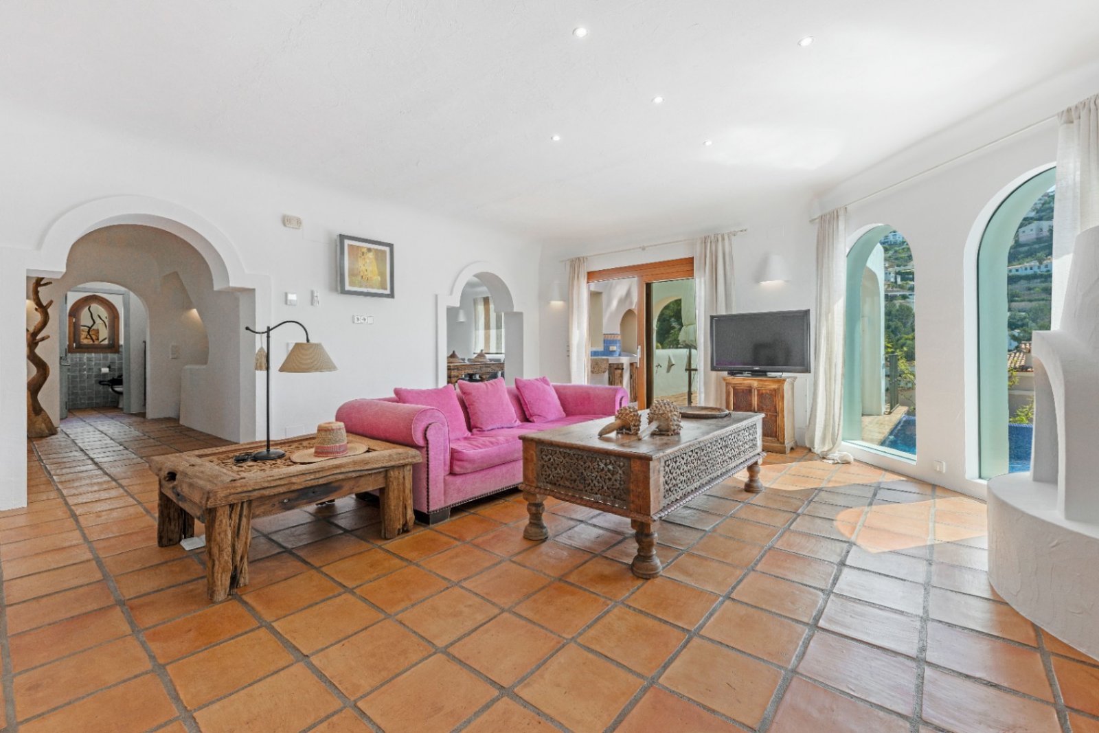 Luxury villa with sea views in Ibizan style in El Portet in Moraira for sale.This beautiful Ibiza-style villa, built with very select materials,...