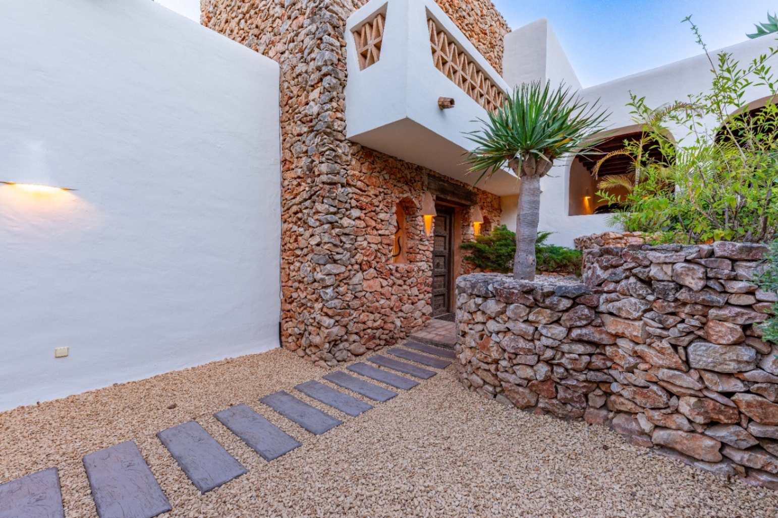 Luxury villa with sea views in Ibizan style in El Portet in Moraira for sale.This beautiful Ibiza-style villa, built with very select materials,...