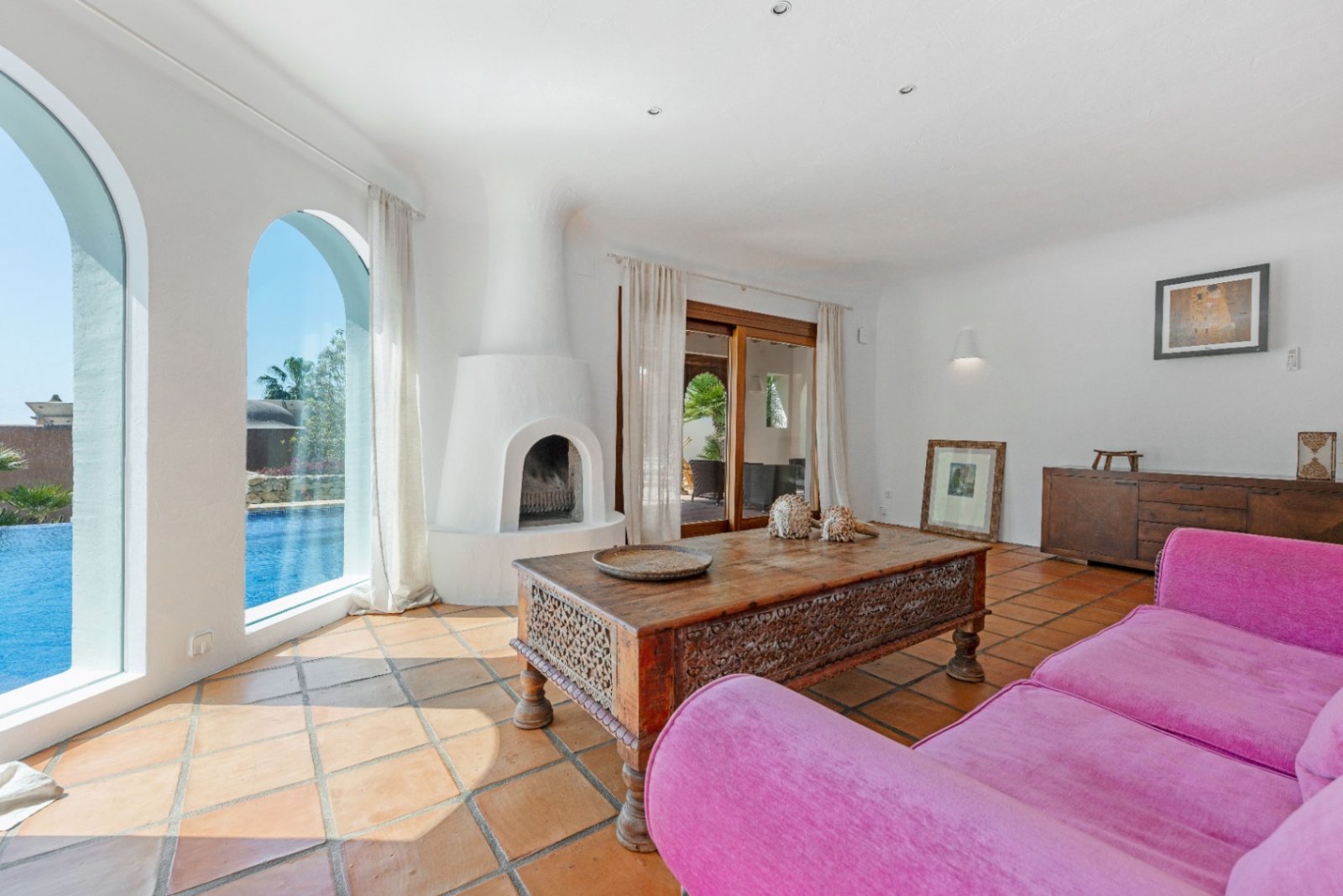 Luxury villa with sea views in Ibizan style in El Portet in Moraira for sale.This beautiful Ibiza-style villa, built with very select materials,...