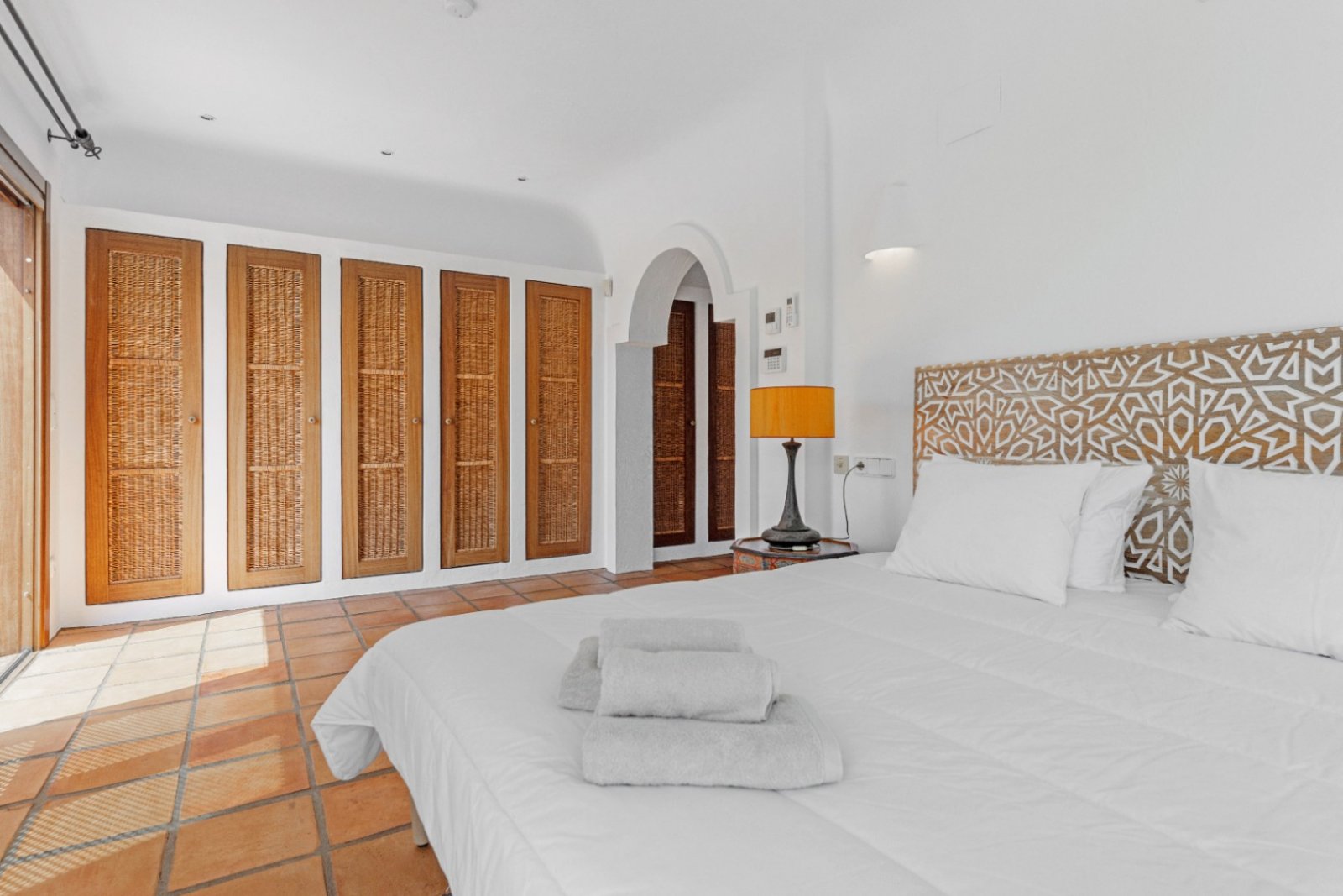 Luxury villa with sea views in Ibizan style in El Portet in Moraira for sale.This beautiful Ibiza-style villa, built with very select materials,...
