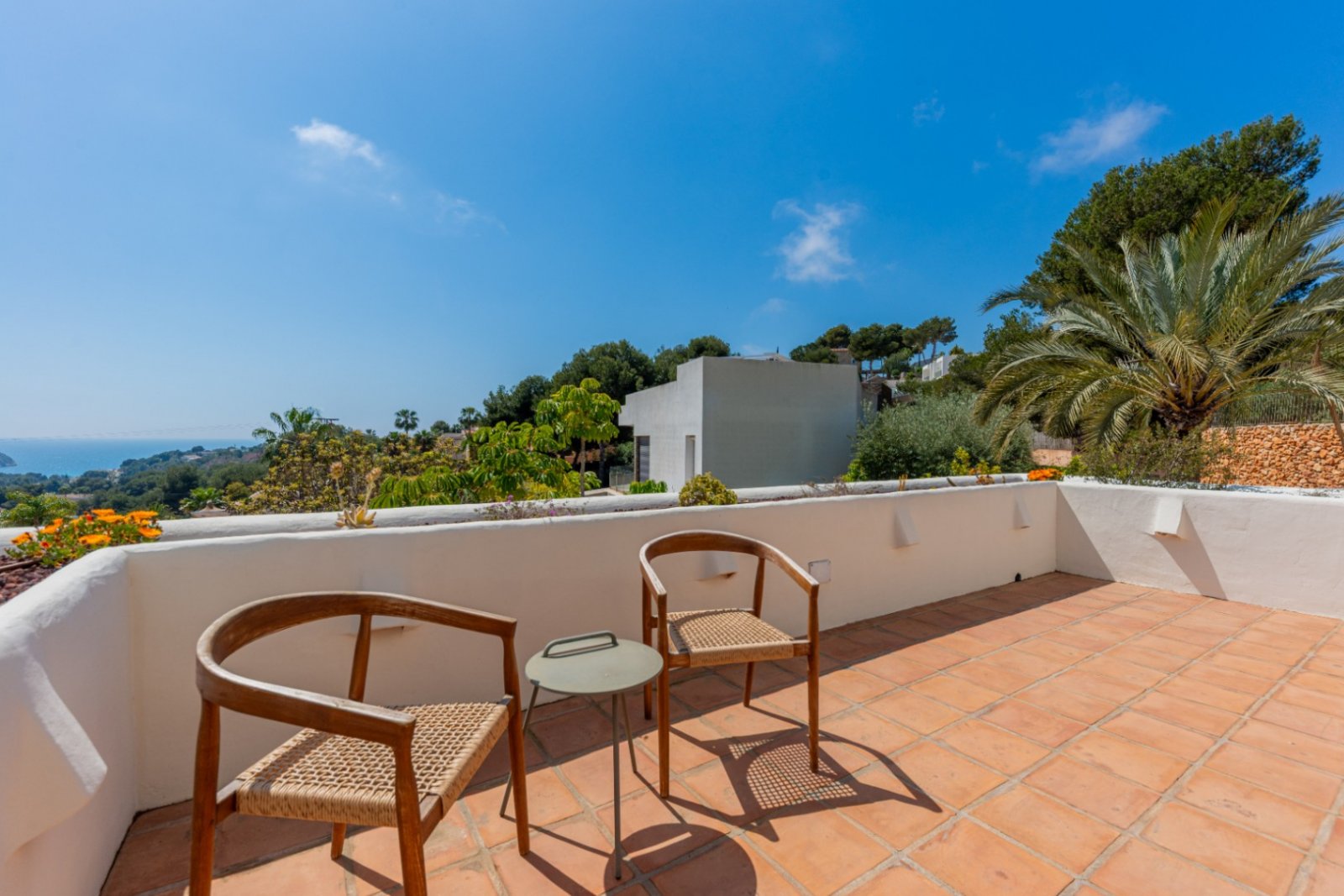 Luxury villa with sea views in Ibizan style in El Portet in Moraira for sale.This beautiful Ibiza-style villa, built with very select materials,...