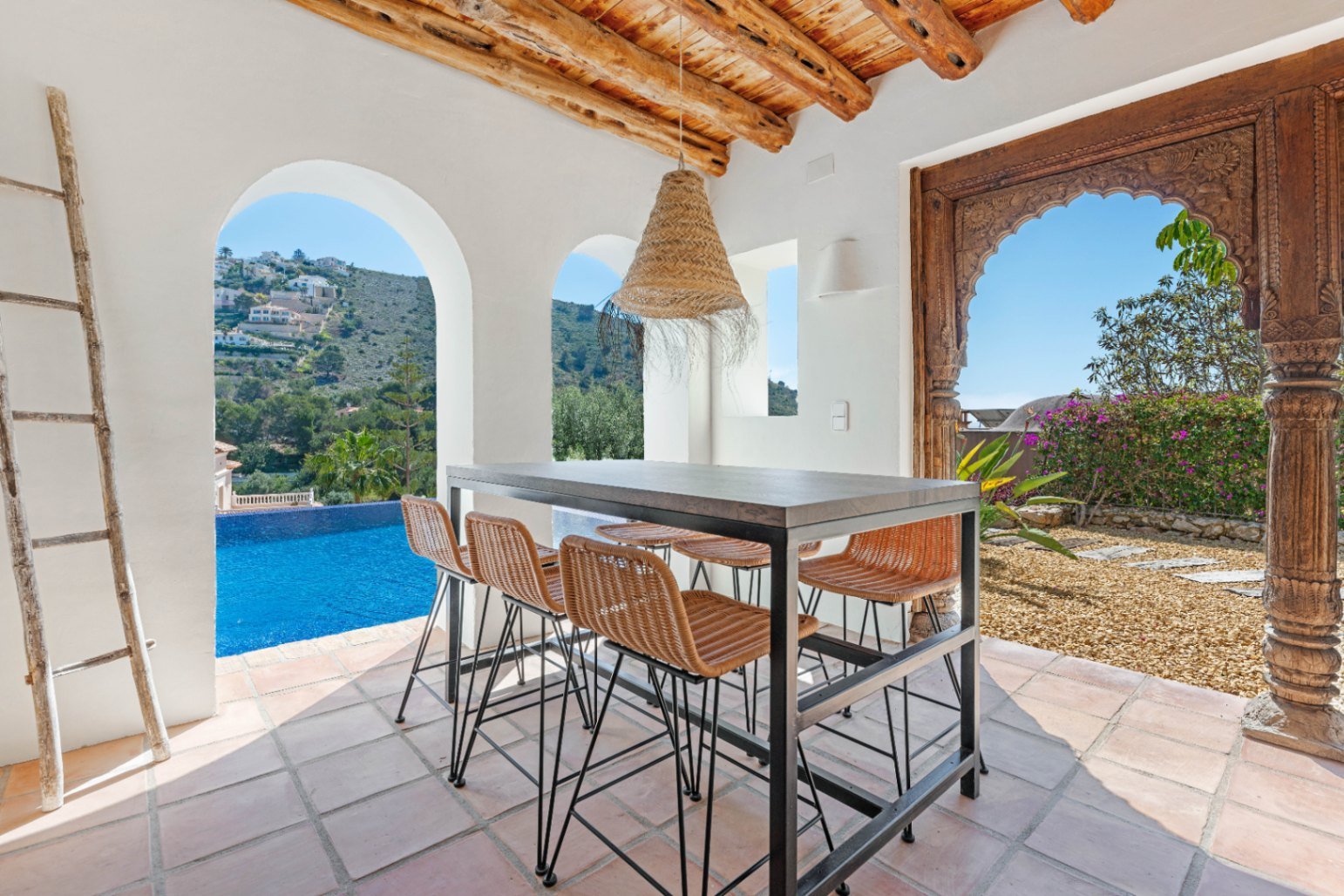 Luxury villa with sea views in Ibizan style in El Portet in Moraira for sale.This beautiful Ibiza-style villa, built with very select materials,...