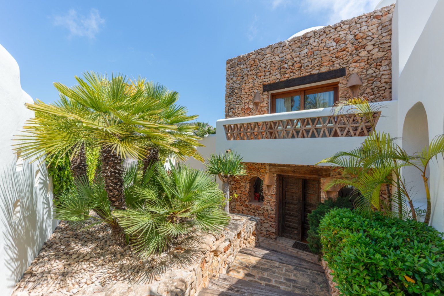 Luxury villa with sea views in Ibizan style in El Portet in Moraira for sale.This beautiful Ibiza-style villa, built with very select materials,...
