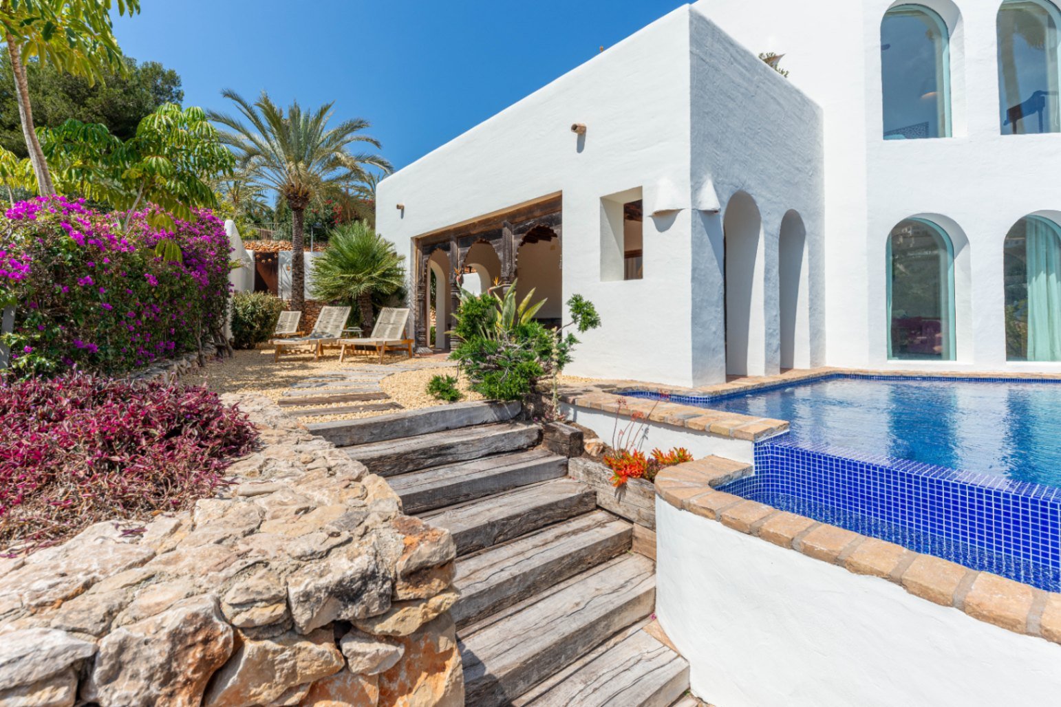 Luxury villa with sea views in Ibizan style in El Portet in Moraira for sale.This beautiful Ibiza-style villa, built with very select materials,...