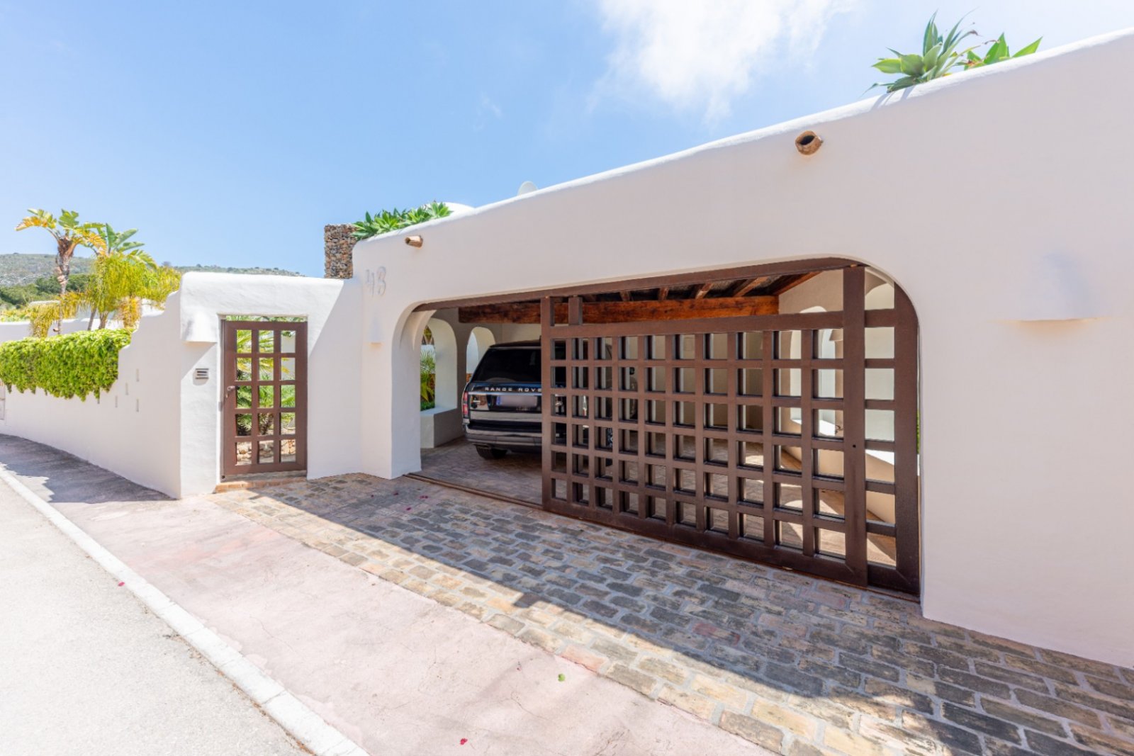 Luxury villa with sea views in Ibizan style in El Portet in Moraira for sale.This beautiful Ibiza-style villa, built with very select materials,...