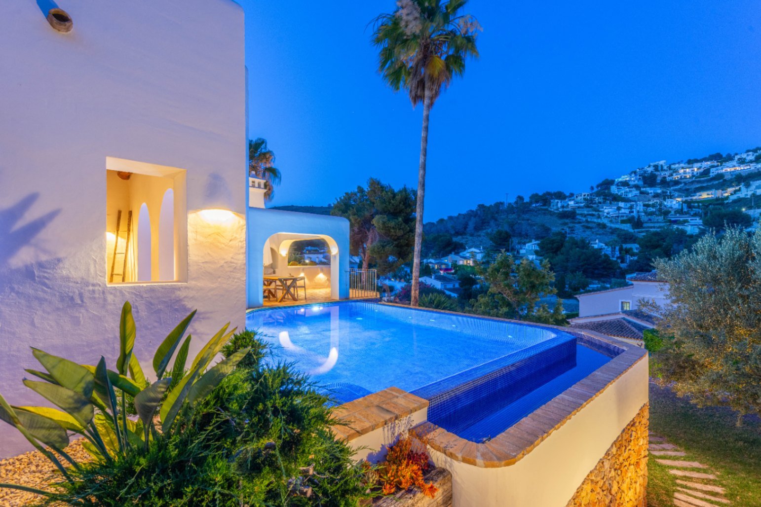 Luxury villa with sea views in Ibizan style in El Portet in Moraira for sale.This beautiful Ibiza-style villa, built with very select materials,...