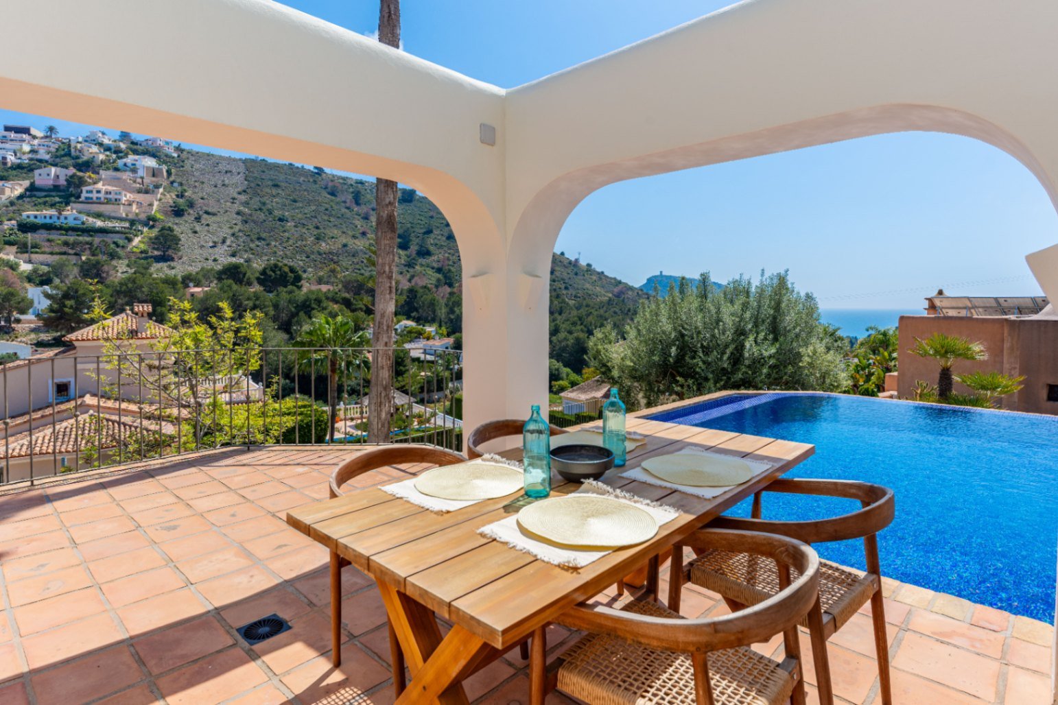 Luxury villa with sea views in Ibizan style in El Portet in Moraira for sale.This beautiful Ibiza-style villa, built with very select materials,...