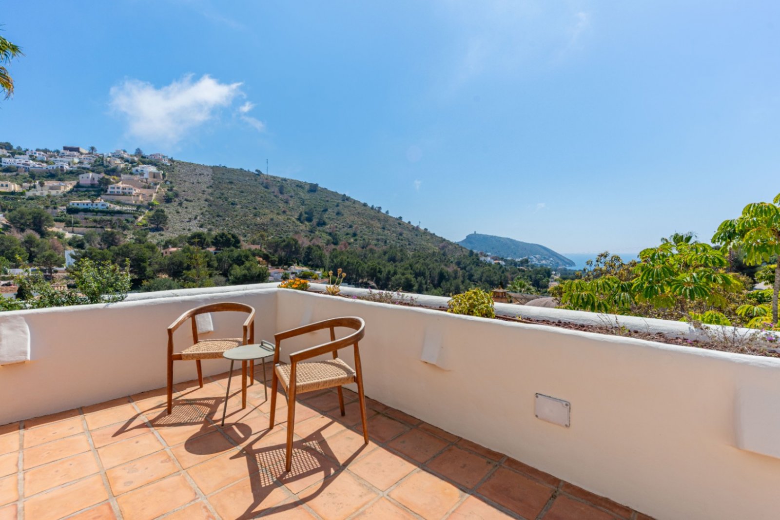 Luxury villa with sea views in Ibizan style in El Portet in Moraira for sale.This beautiful Ibiza-style villa, built with very select materials,...
