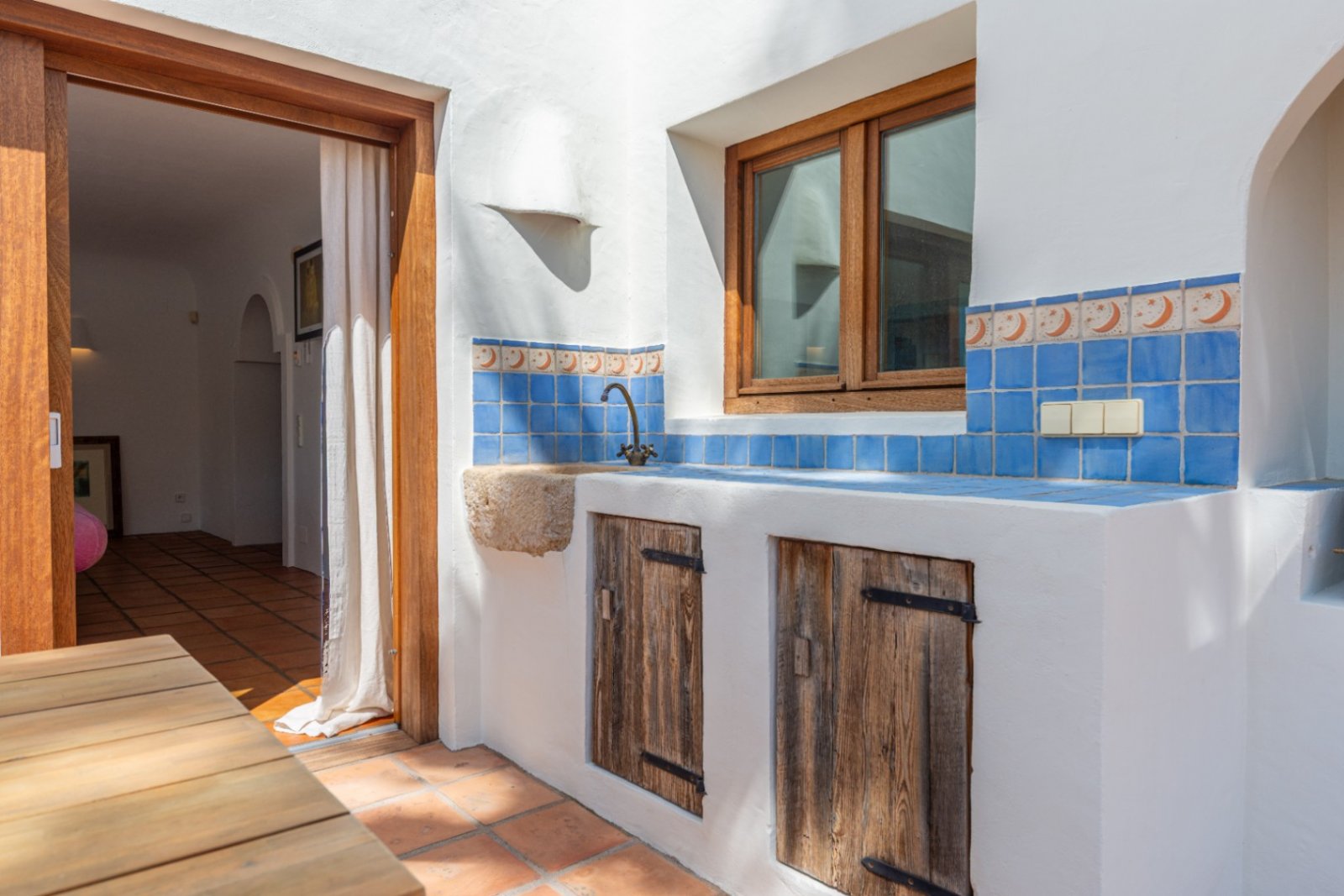 Luxury villa with sea views in Ibizan style in El Portet in Moraira for sale.This beautiful Ibiza-style villa, built with very select materials,...