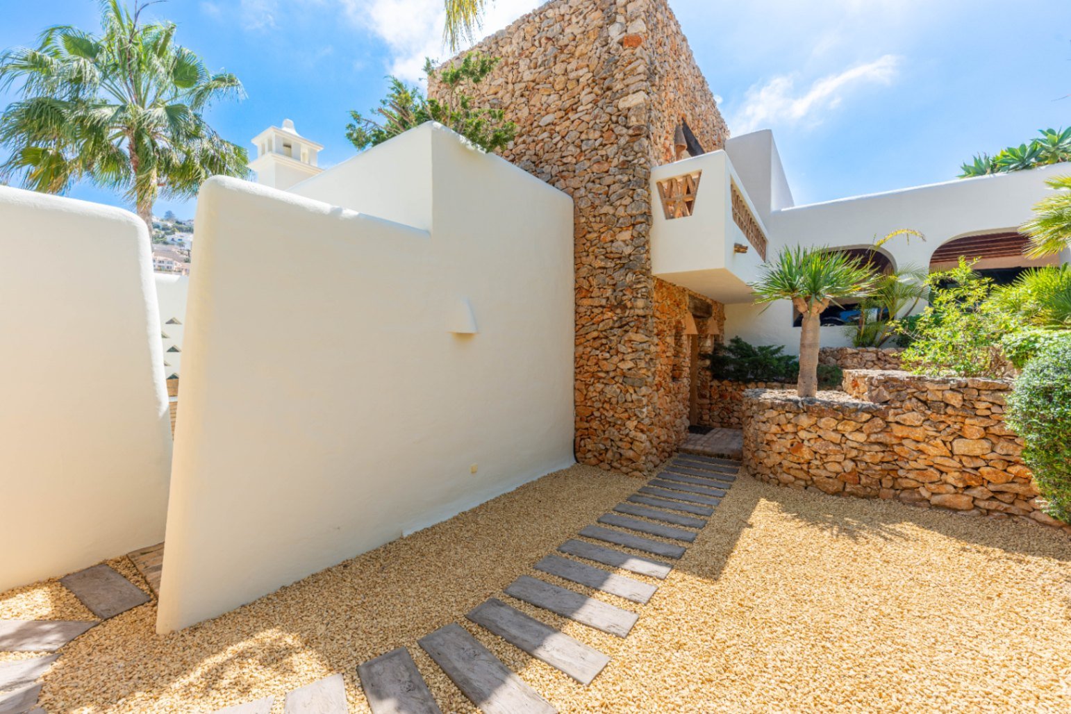 Luxury villa with sea views in Ibizan style in El Portet in Moraira for sale.This beautiful Ibiza-style villa, built with very select materials,...