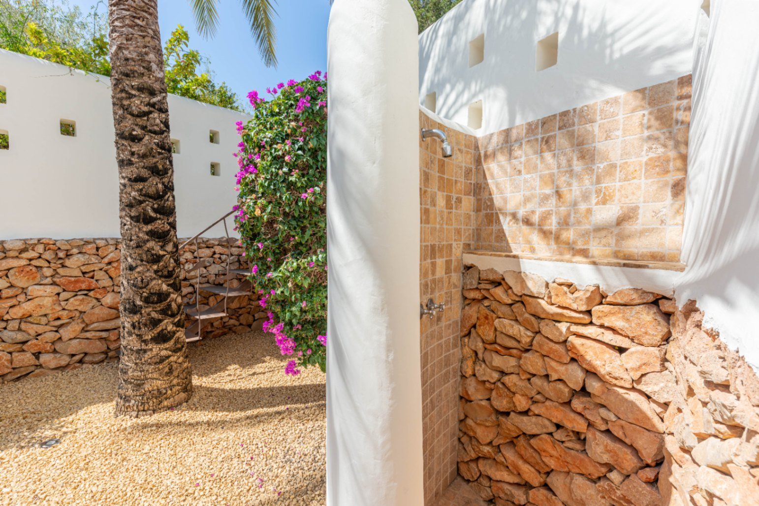 Luxury villa with sea views in Ibizan style in El Portet in Moraira for sale.This beautiful Ibiza-style villa, built with very select materials,...