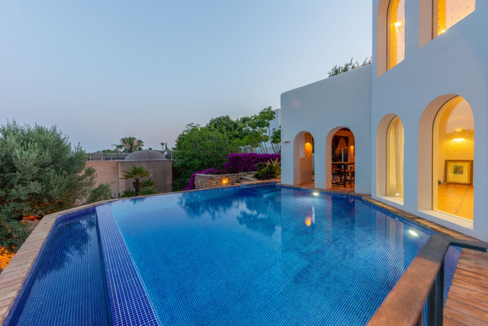 Luxury villa with sea views in Ibizan style in El Portet in Moraira for sale.This beautiful Ibiza-style villa, built with very select materials,...