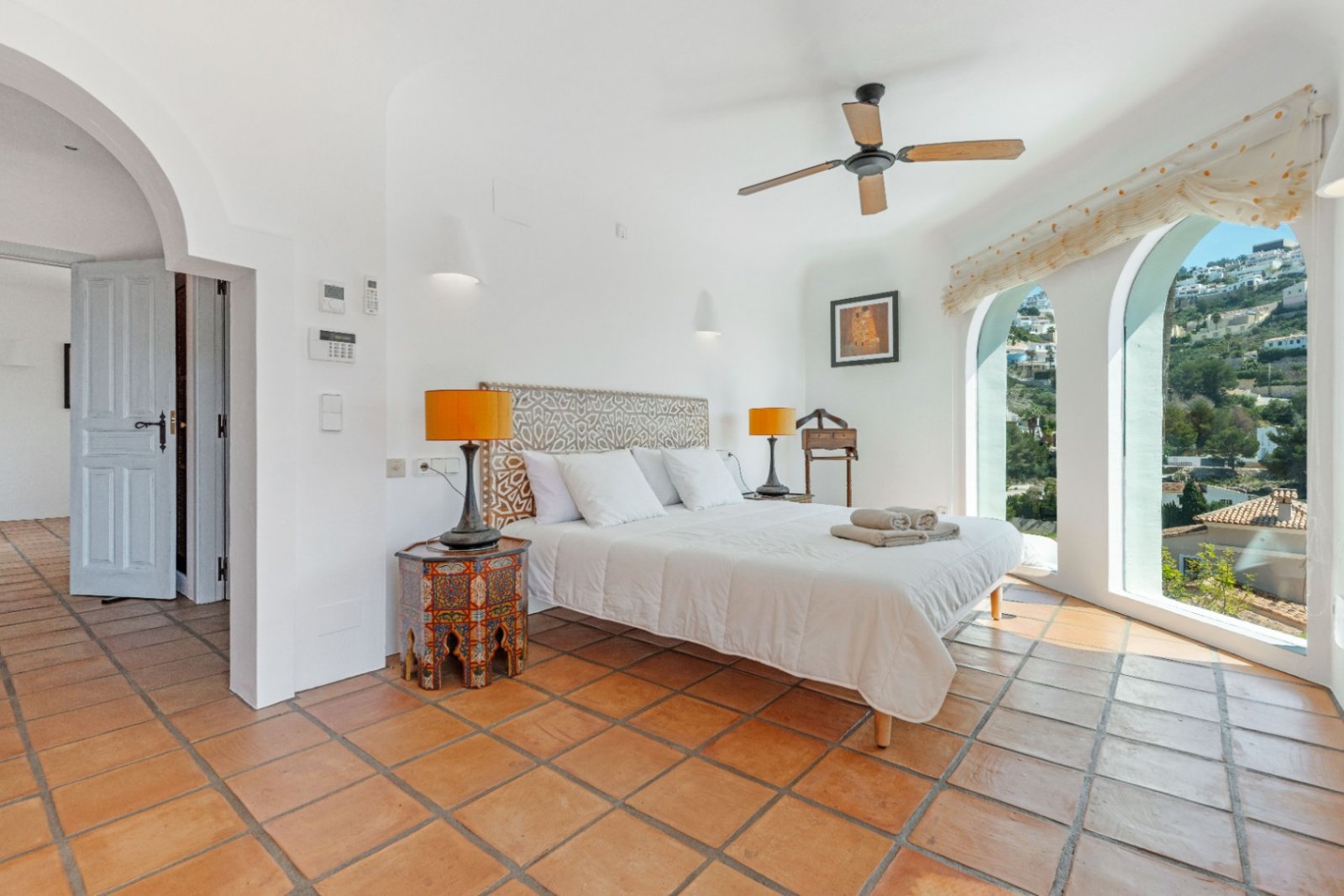 Luxury villa with sea views in Ibizan style in El Portet in Moraira for sale.This beautiful Ibiza-style villa, built with very select materials,...