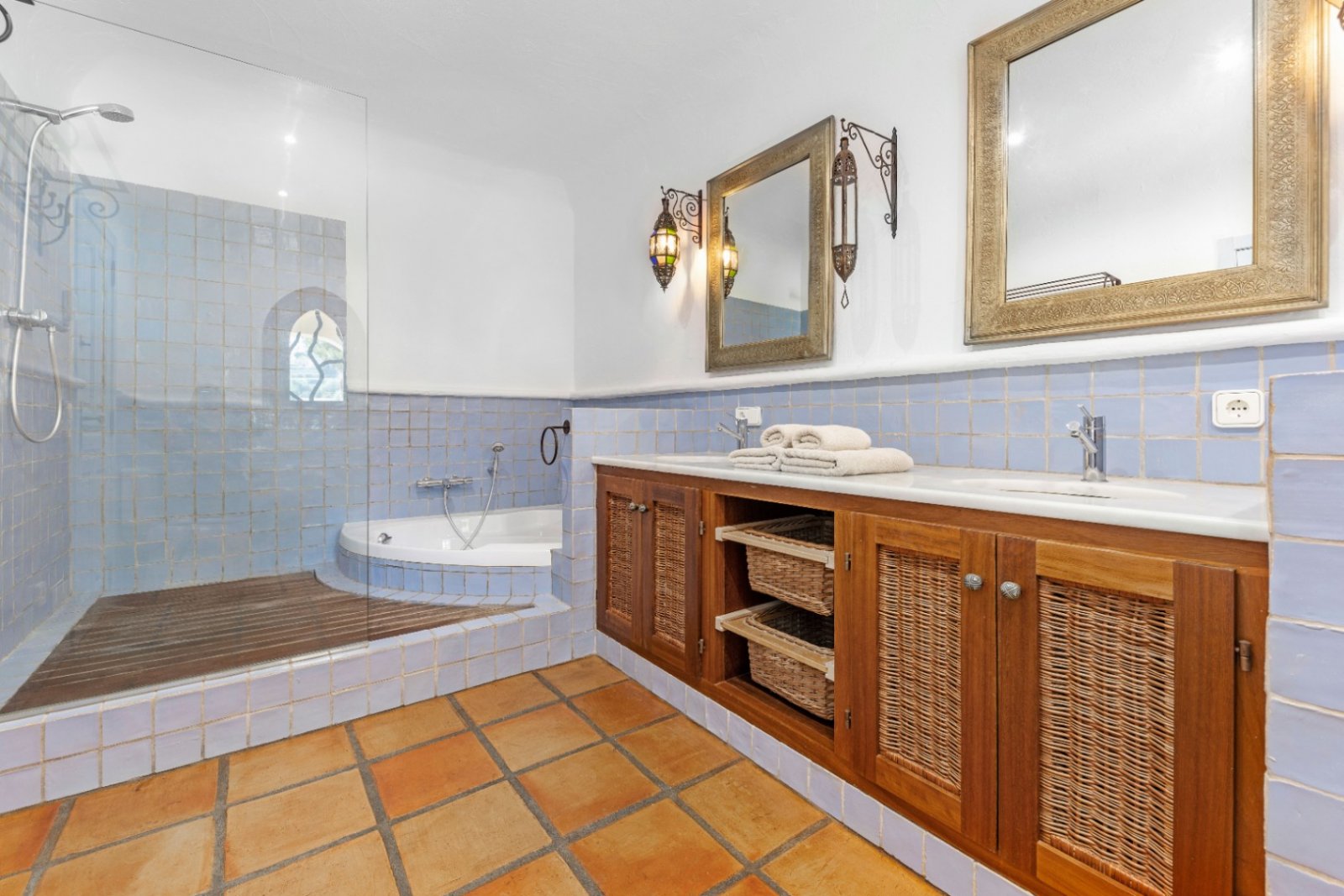 Luxury villa with sea views in Ibizan style in El Portet in Moraira for sale.This beautiful Ibiza-style villa, built with very select materials,...