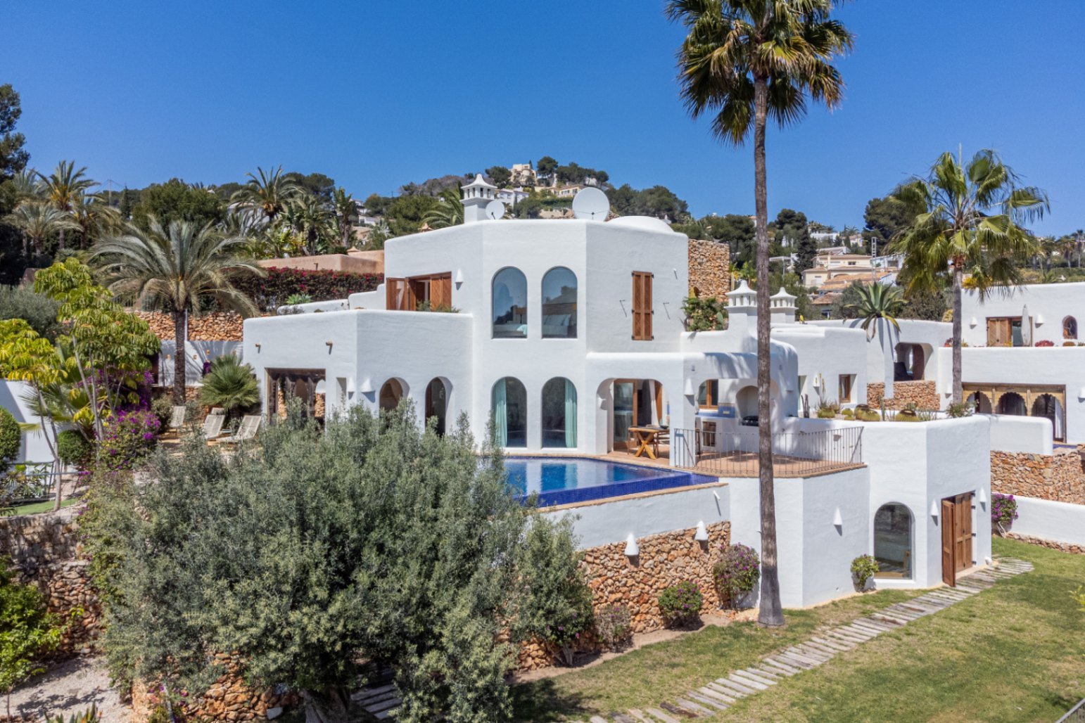 Luxury villa with sea views in Ibizan style in El Portet in Moraira for sale.This beautiful Ibiza-style villa, built with very select materials,...