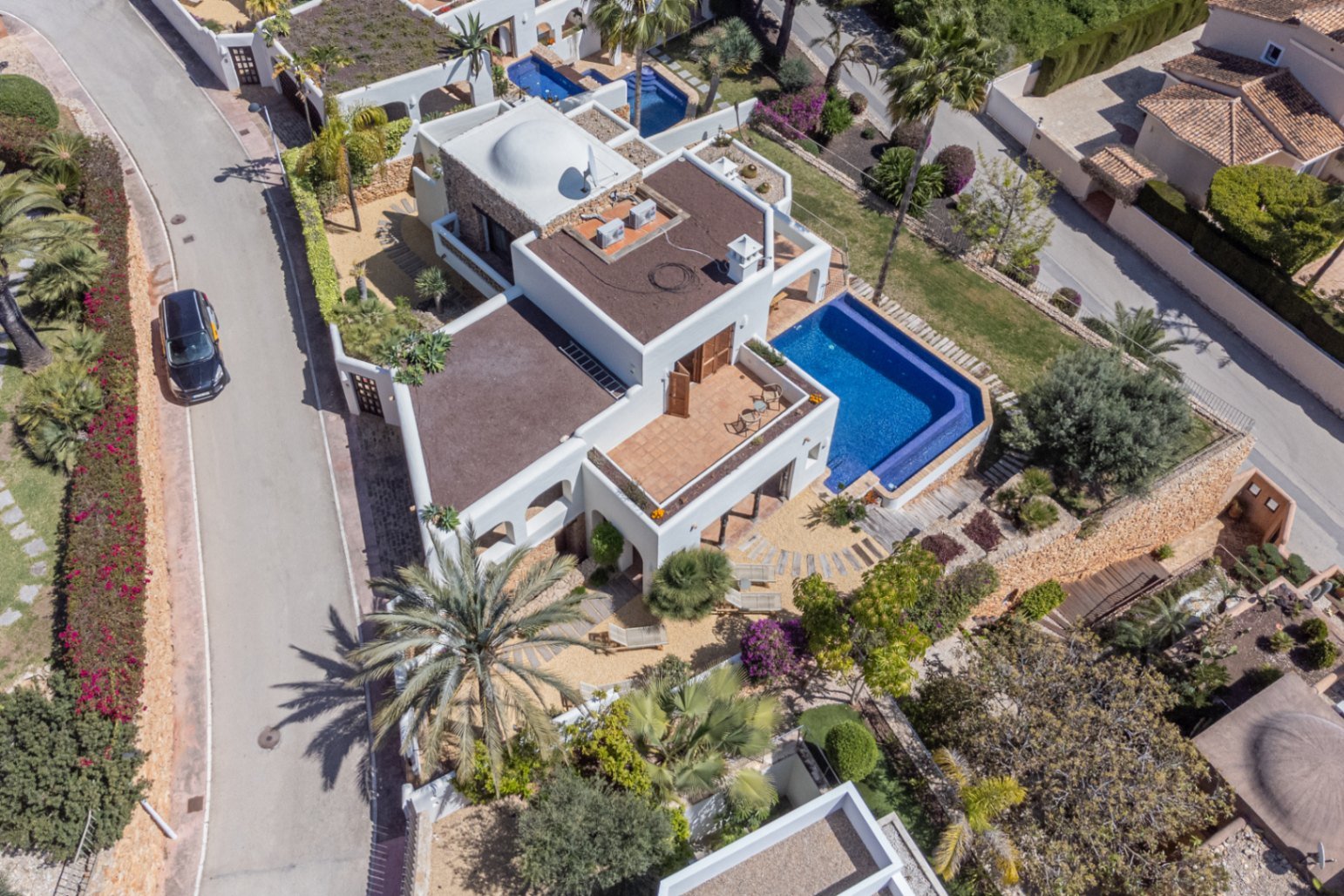 Luxury villa with sea views in Ibizan style in El Portet in Moraira for sale.This beautiful Ibiza-style villa, built with very select materials,...