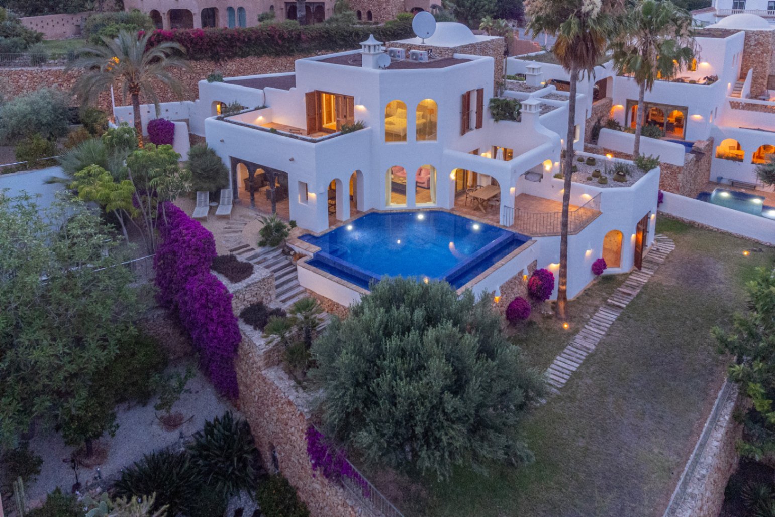 Luxury villa with sea views in Ibizan style in El Portet in Moraira for sale.This beautiful Ibiza-style villa, built with very select materials,...