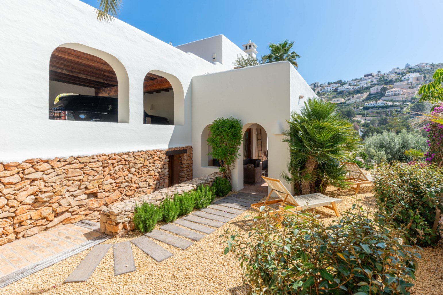 Luxury villa with sea views in Ibizan style in El Portet in Moraira for sale.This beautiful Ibiza-style villa, built with very select materials,...