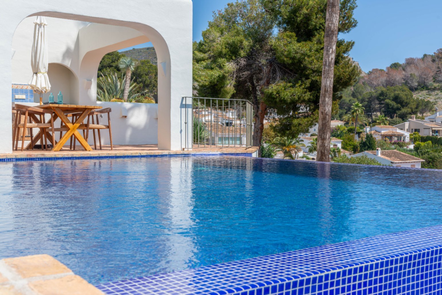 Luxury villa with sea views in Ibizan style in El Portet in Moraira for sale.This beautiful Ibiza-style villa, built with very select materials,...