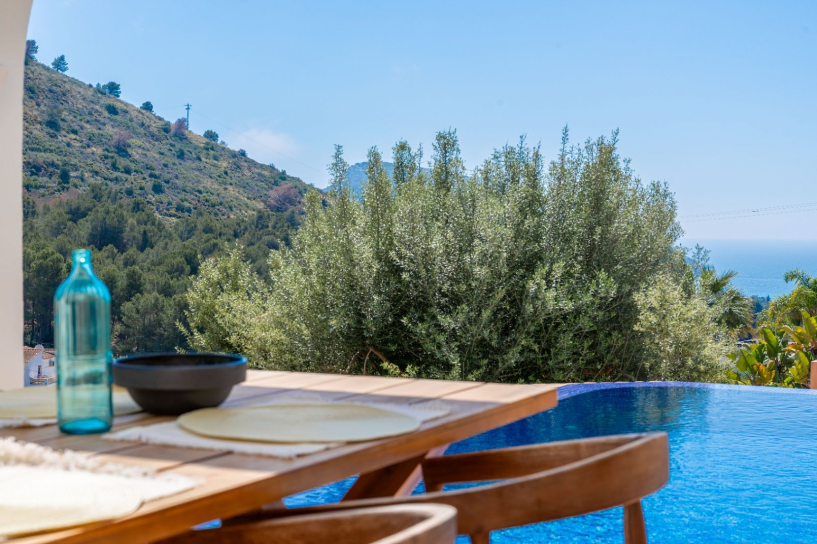 Luxury villa with sea views in Ibizan style in El Portet in Moraira for sale.This beautiful Ibiza-style villa, built with very select materials,...