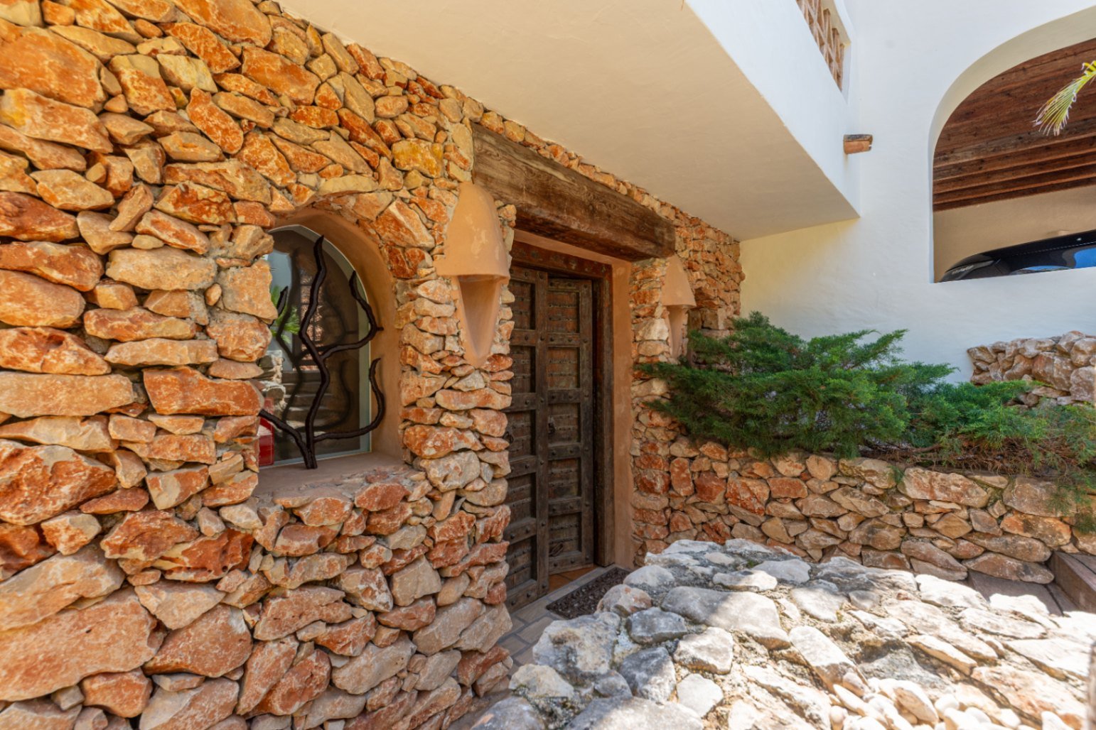 Luxury villa with sea views in Ibizan style in El Portet in Moraira for sale.This beautiful Ibiza-style villa, built with very select materials,...