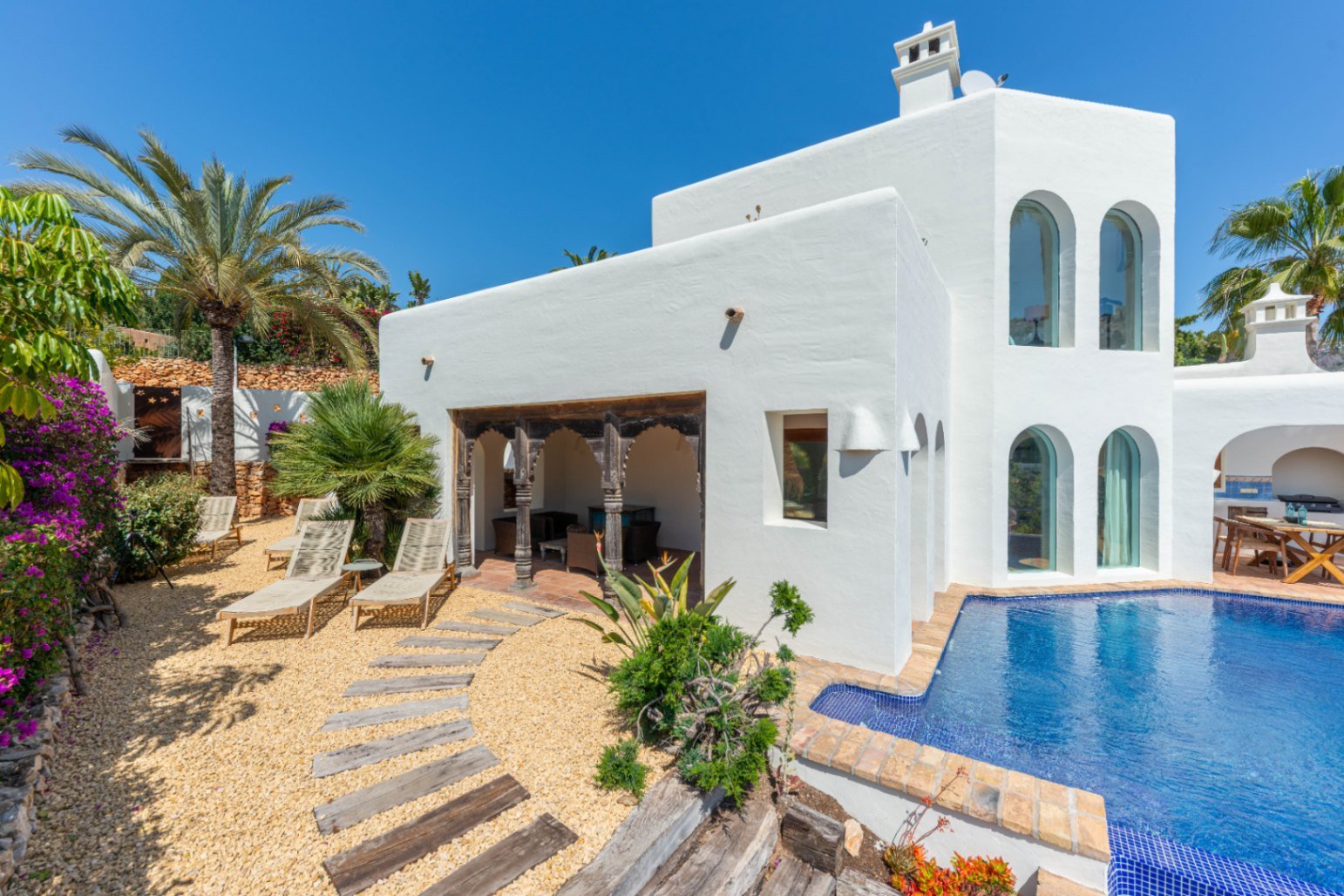 Luxury villa with sea views in Ibizan style in El Portet in Moraira for sale.This beautiful Ibiza-style villa, built with very select materials,...