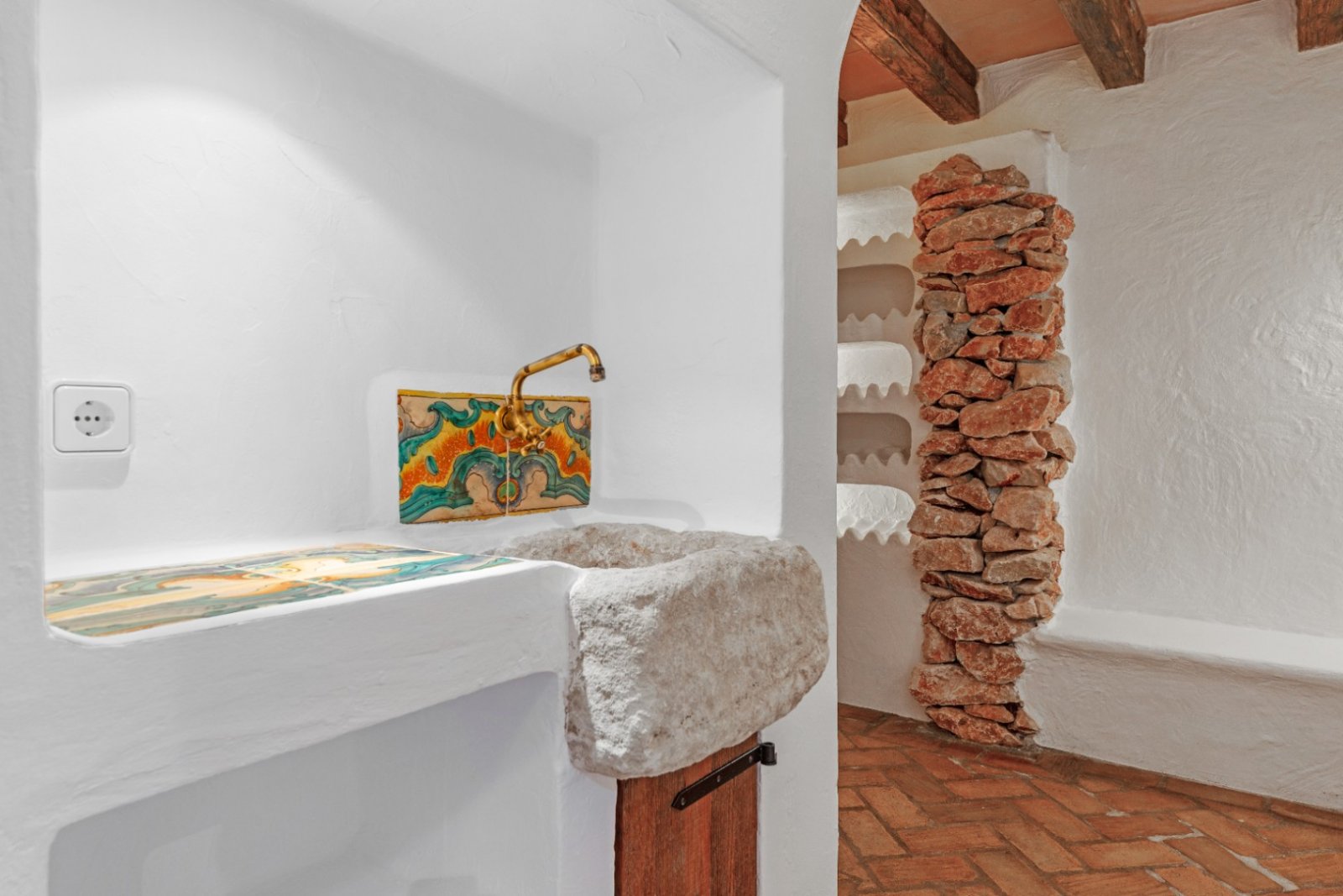 Luxury villa with sea views in Ibizan style in El Portet in Moraira for sale.This beautiful Ibiza-style villa, built with very select materials,...