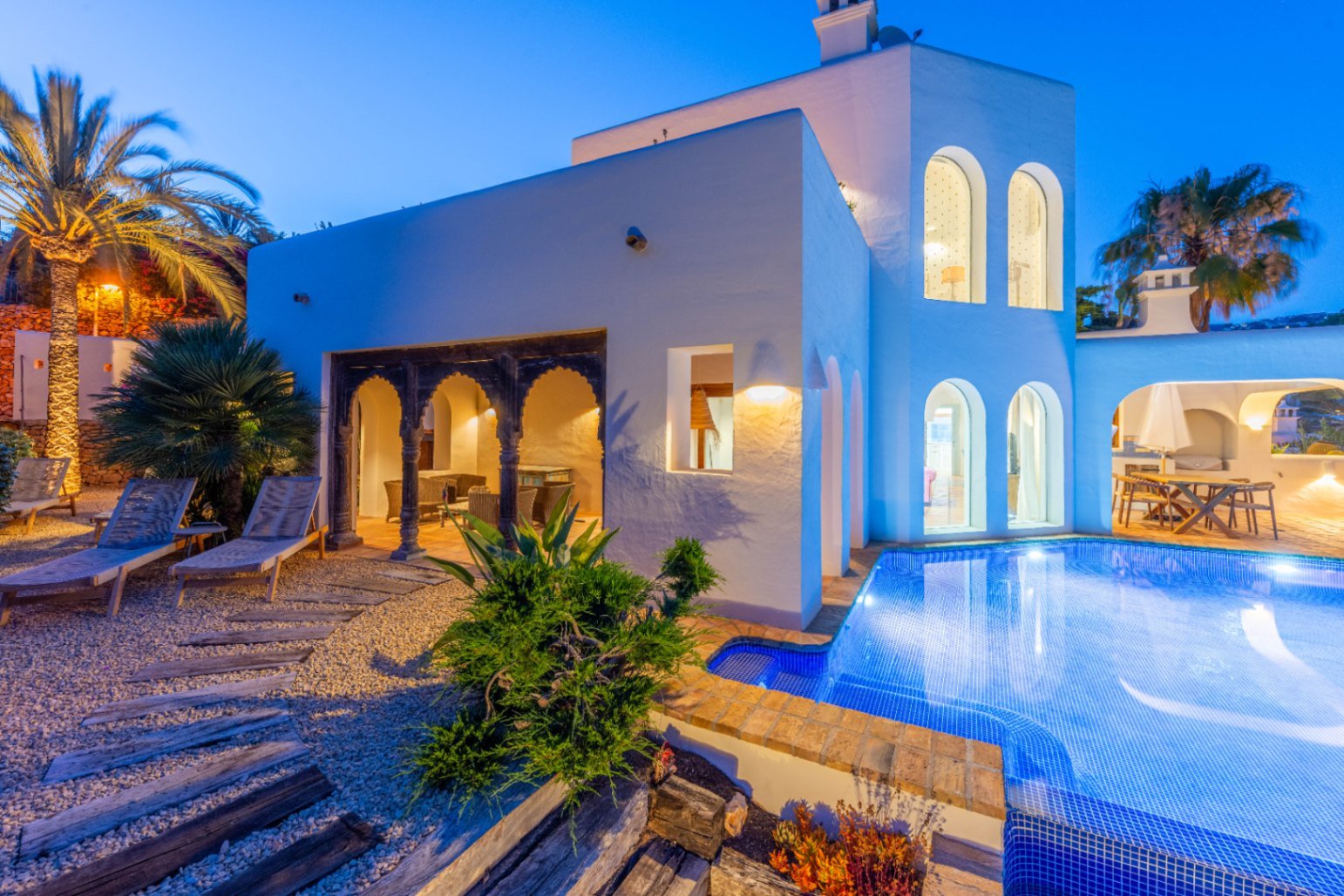 Luxury villa with sea views in Ibizan style in El Portet in Moraira for sale.This beautiful Ibiza-style villa, built with very select materials,...