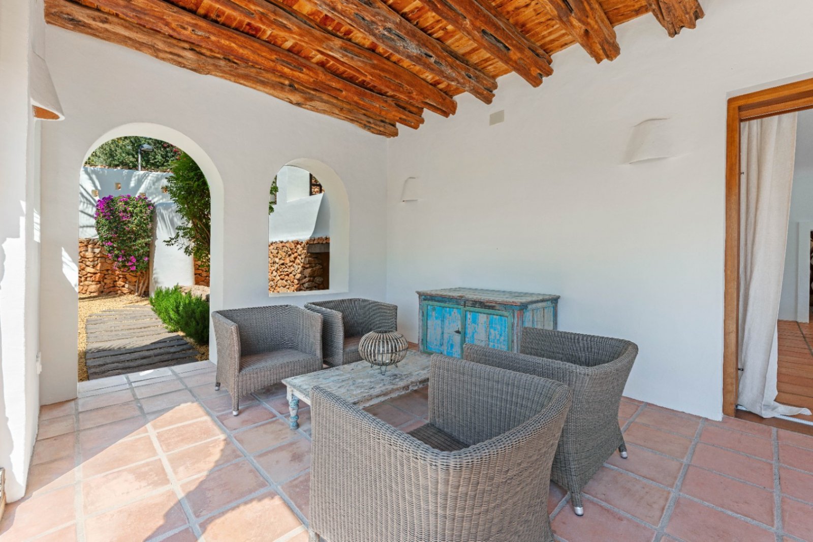 Luxury villa with sea views in Ibizan style in El Portet in Moraira for sale.This beautiful Ibiza-style villa, built with very select materials,...