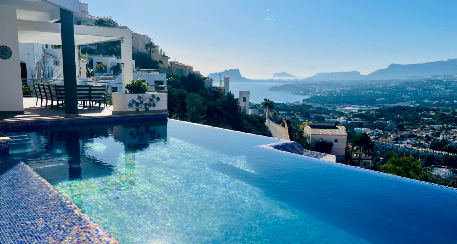 Modern villa with panoramic sea views in El Portet, 8 minutes by car to the beach.This modern villa is equipped with an elevator. From all rooms, ...