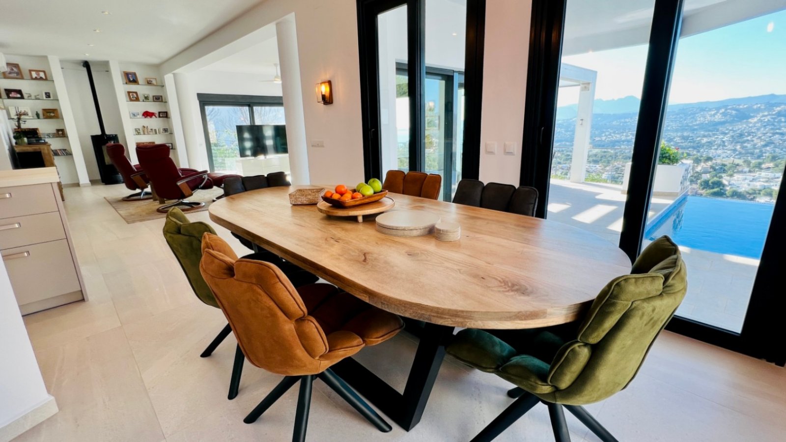 Modern villa with panoramic sea views in El Portet, 8 minutes by car to the beach.This modern villa is equipped with an elevator. From all rooms, ...