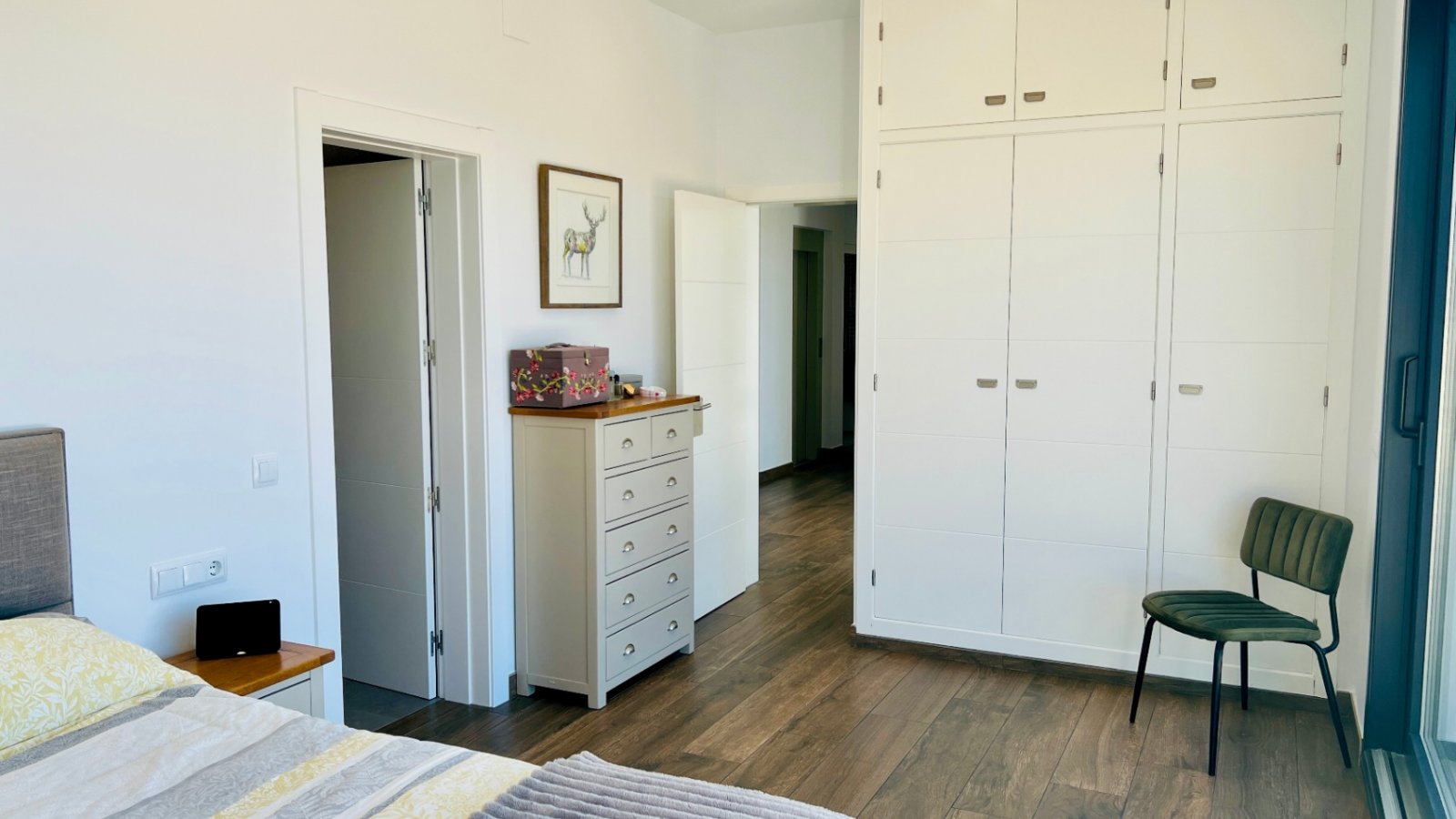 Modern villa with panoramic sea views in El Portet, 8 minutes by car to the beach.This modern villa is equipped with an elevator. From all rooms, ...