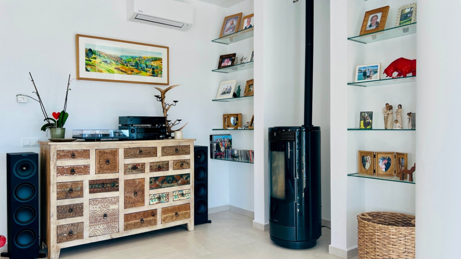 Modern villa with panoramic sea views in El Portet, 8 minutes by car to the beach.This modern villa is equipped with an elevator. From all rooms, ...