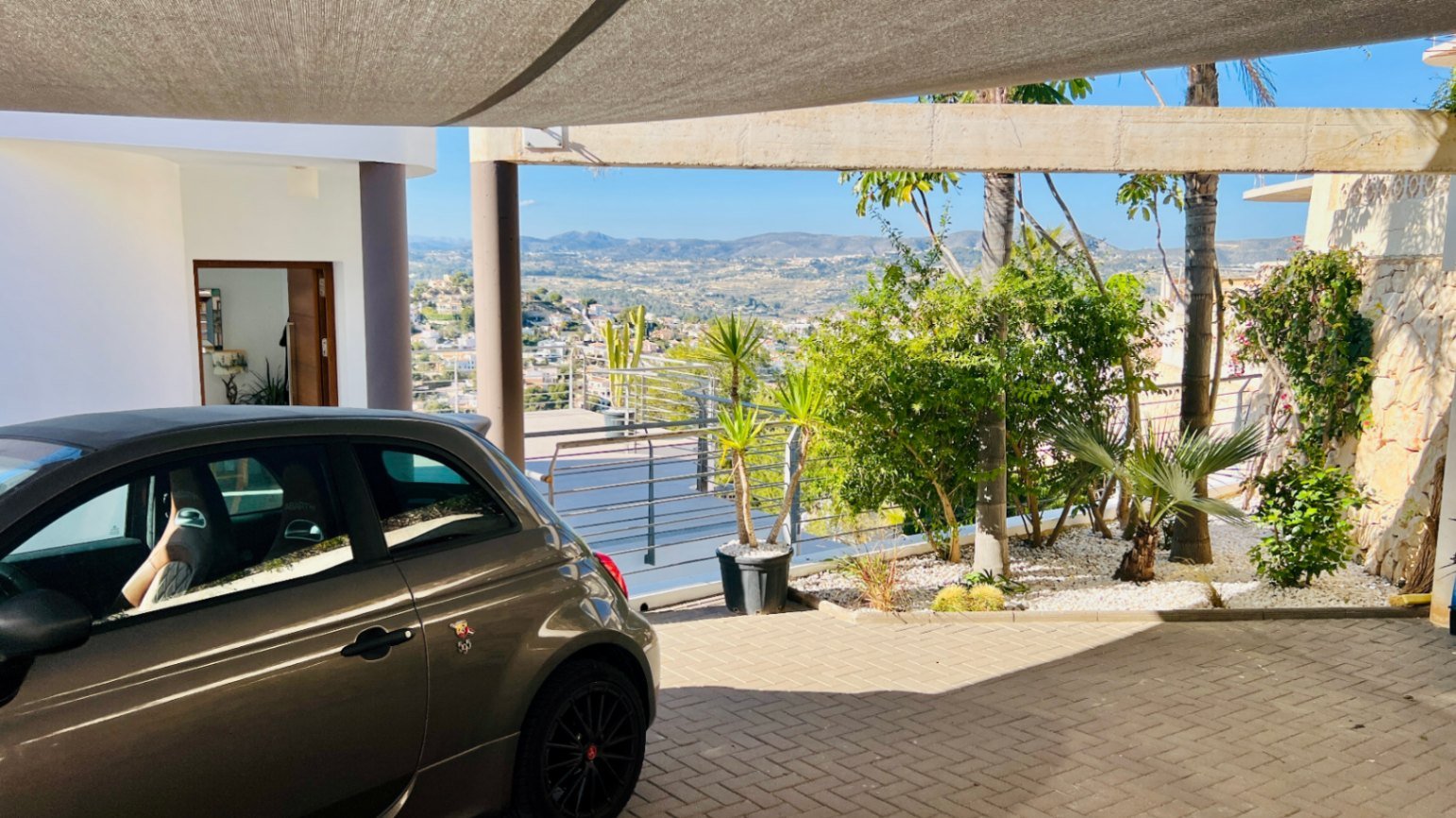 Modern villa with panoramic sea views in El Portet, 8 minutes by car to the beach.This modern villa is equipped with an elevator. From all rooms, ...