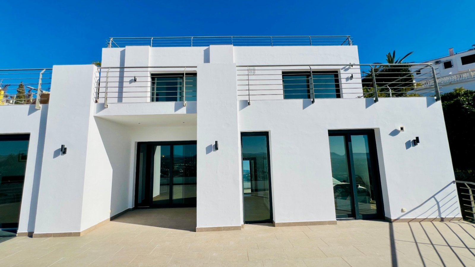 Modern villa with panoramic sea views in El Portet, 8 minutes by car to the beach.This modern villa is equipped with an elevator. From all rooms, ...