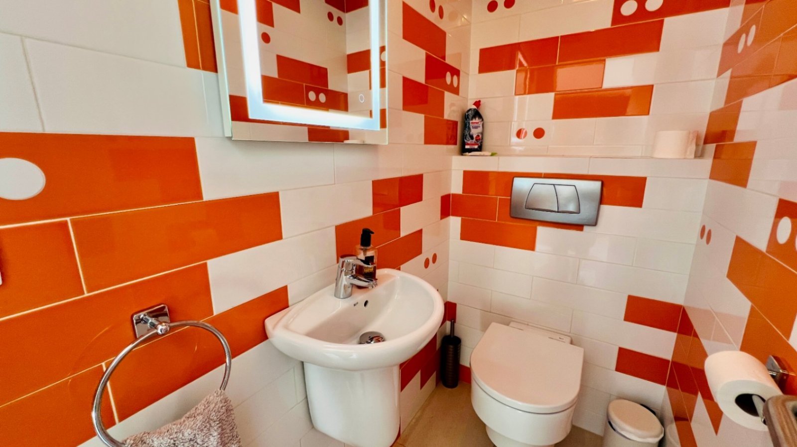 Modern villa with panoramic sea views in El Portet, 8 minutes by car to the beach.This modern villa is equipped with an elevator. From all rooms, ...