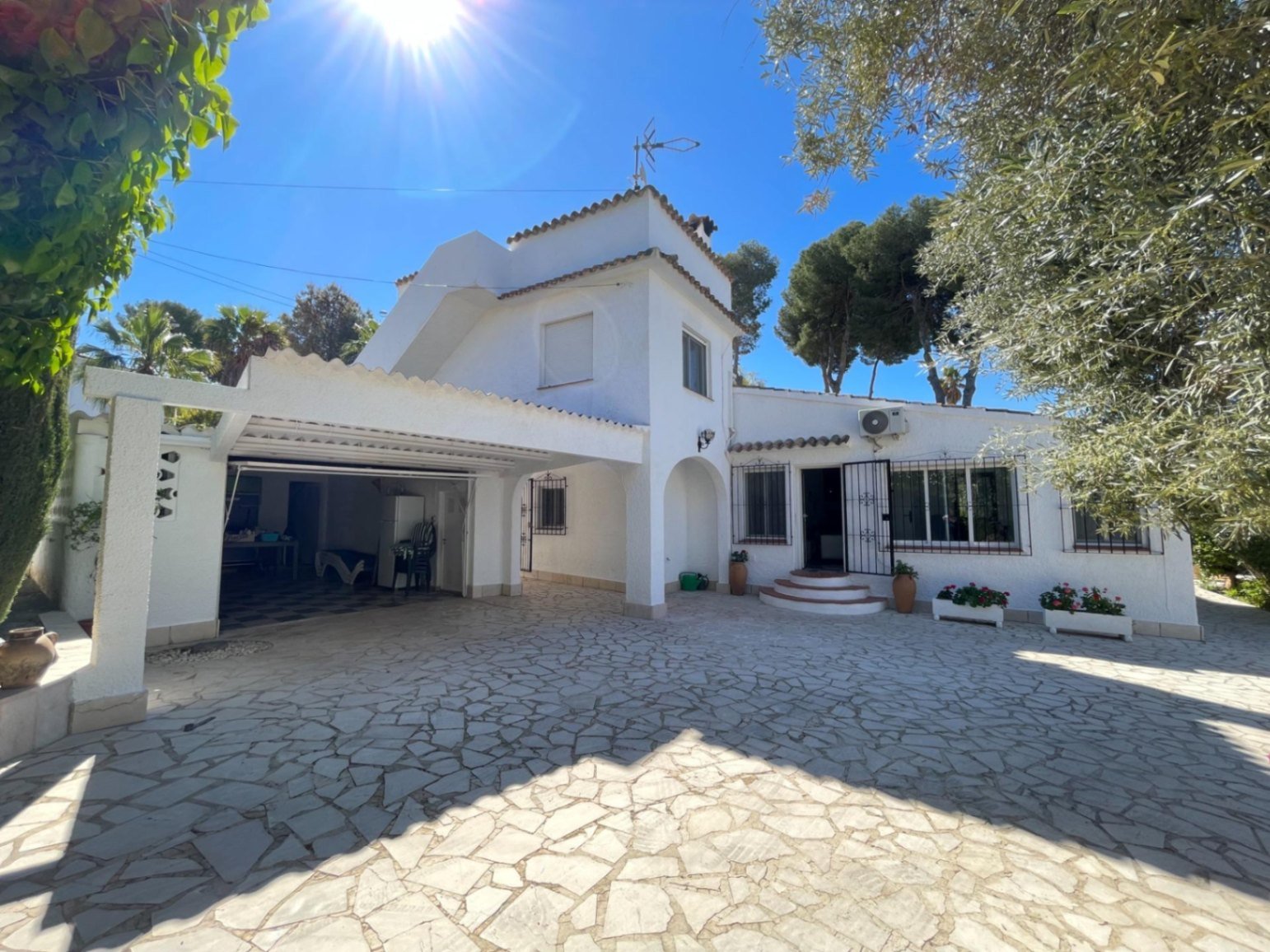 Chalet/Villa walking distance to the beach and the center in the Pla del Mar El Portet area of MorairaCharming villa for sale, just a short dist...