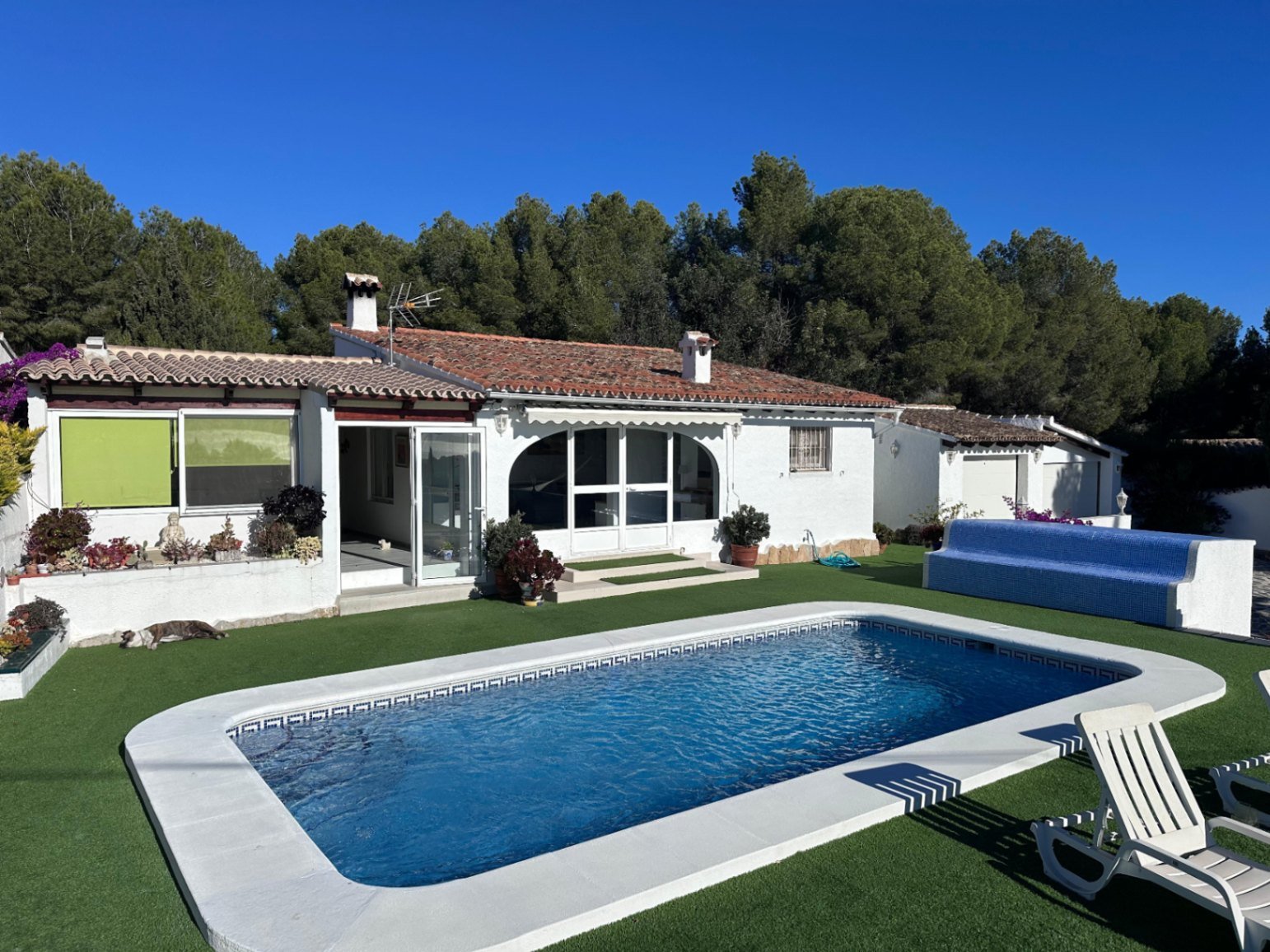 Moraira: Well-maintained villa with sea views for sale in MorairaThis Mediterranean-style villa offers beautiful sea views. It is very well maintained and ... 