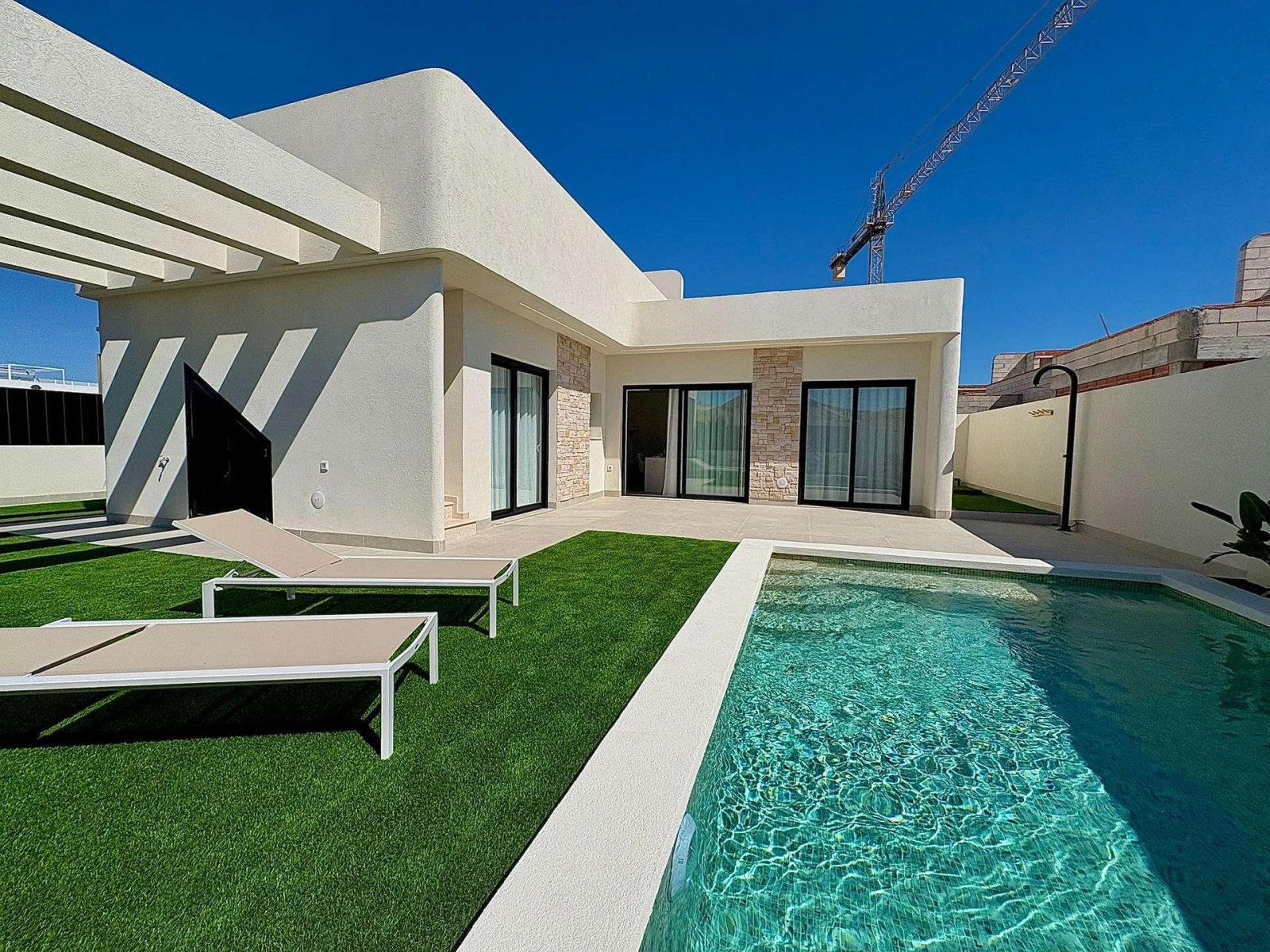 Moderne ebenerdige Luxusvilla mit Pool