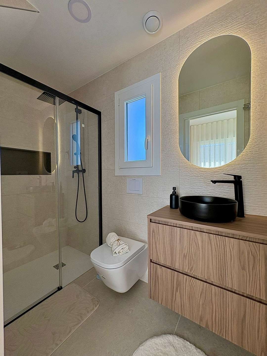 Moderne ebenerdige Luxusvilla mit Pool
