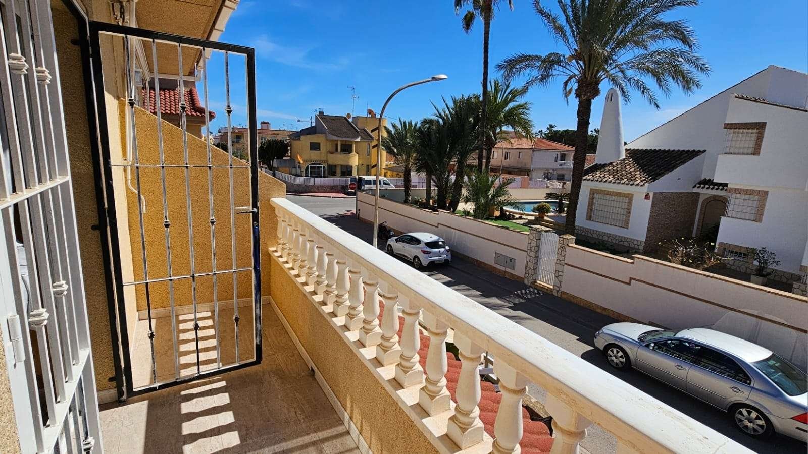 Charmante Eckvilla mit Garage nahe Strand