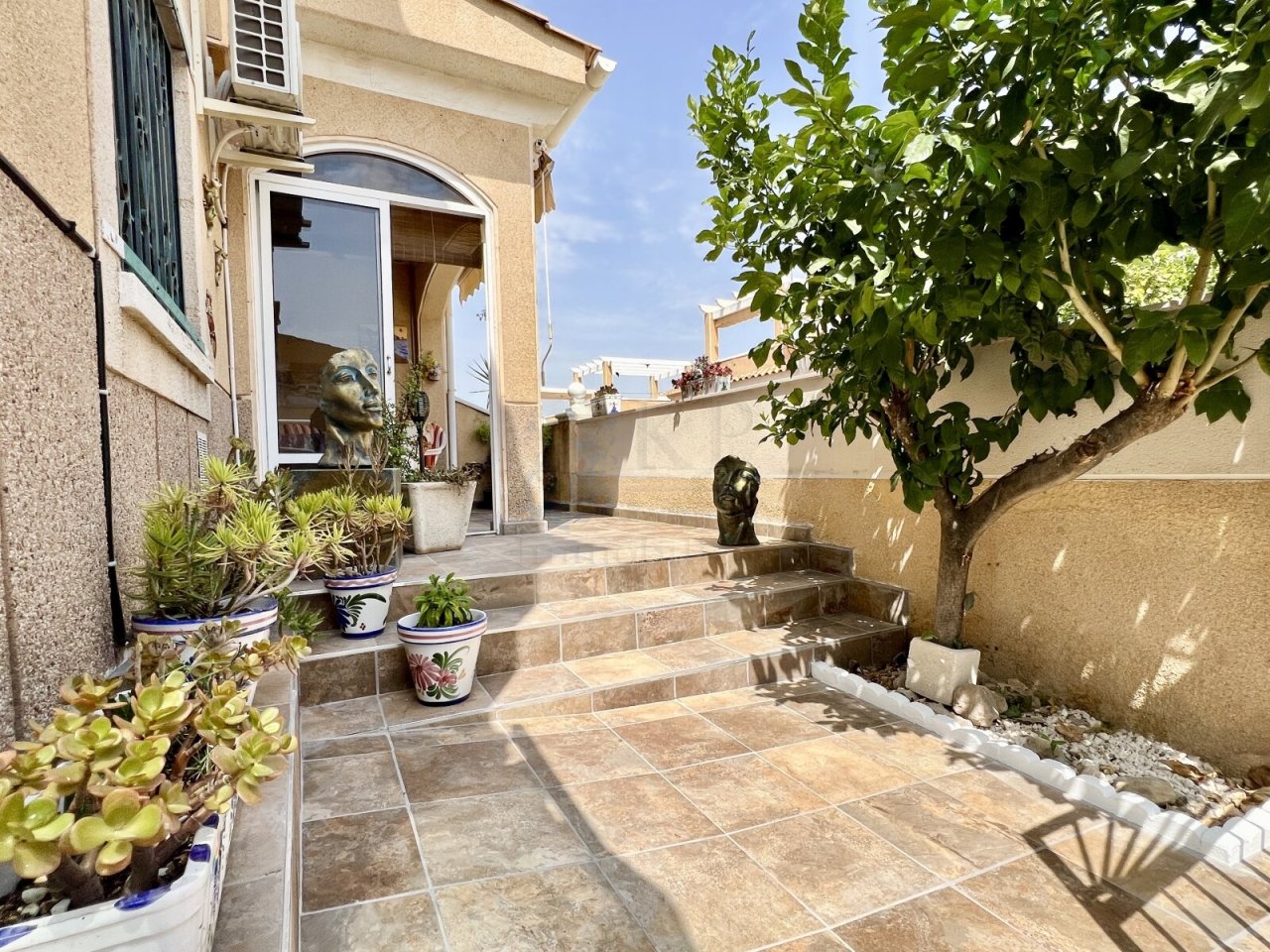 ENTRANCE AREA/ LOGGIA