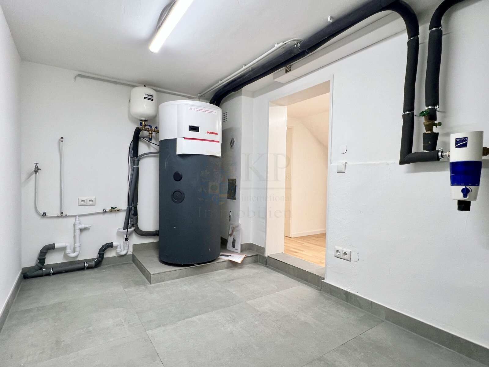 UTILITY ROOM WITH HOT WATER TANK