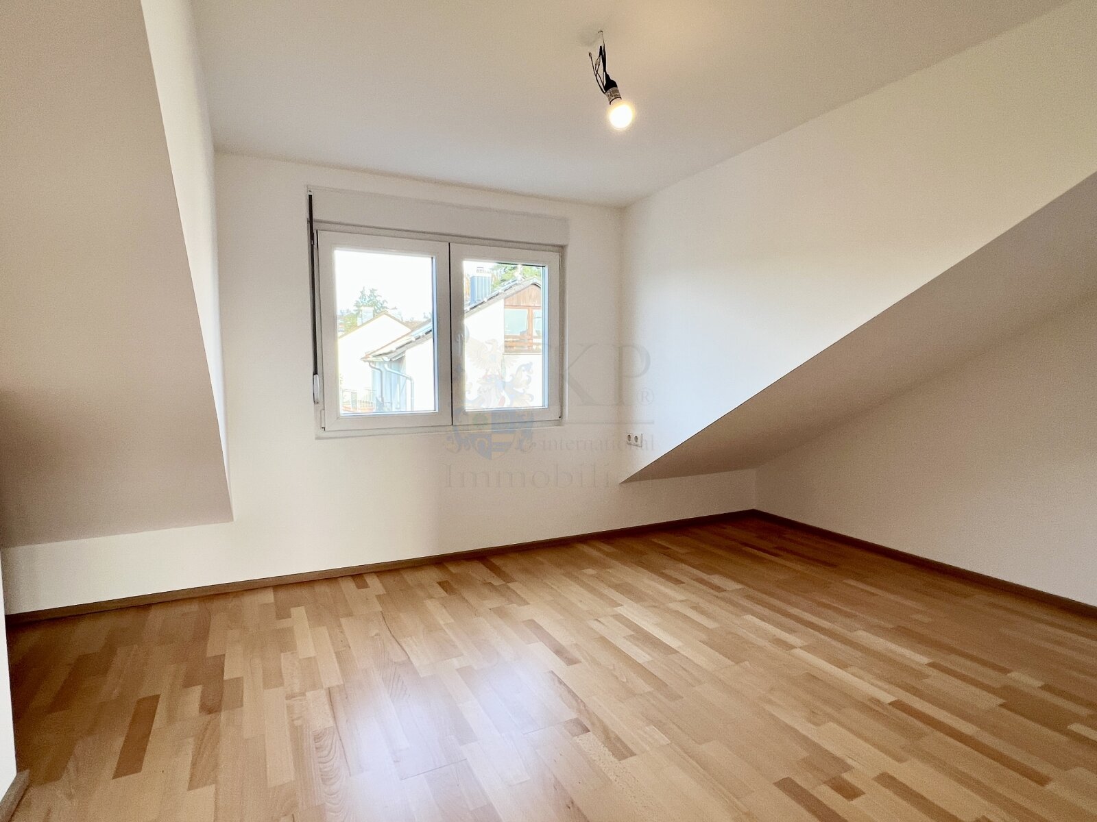 ROOM IN THE TOP FLOOR