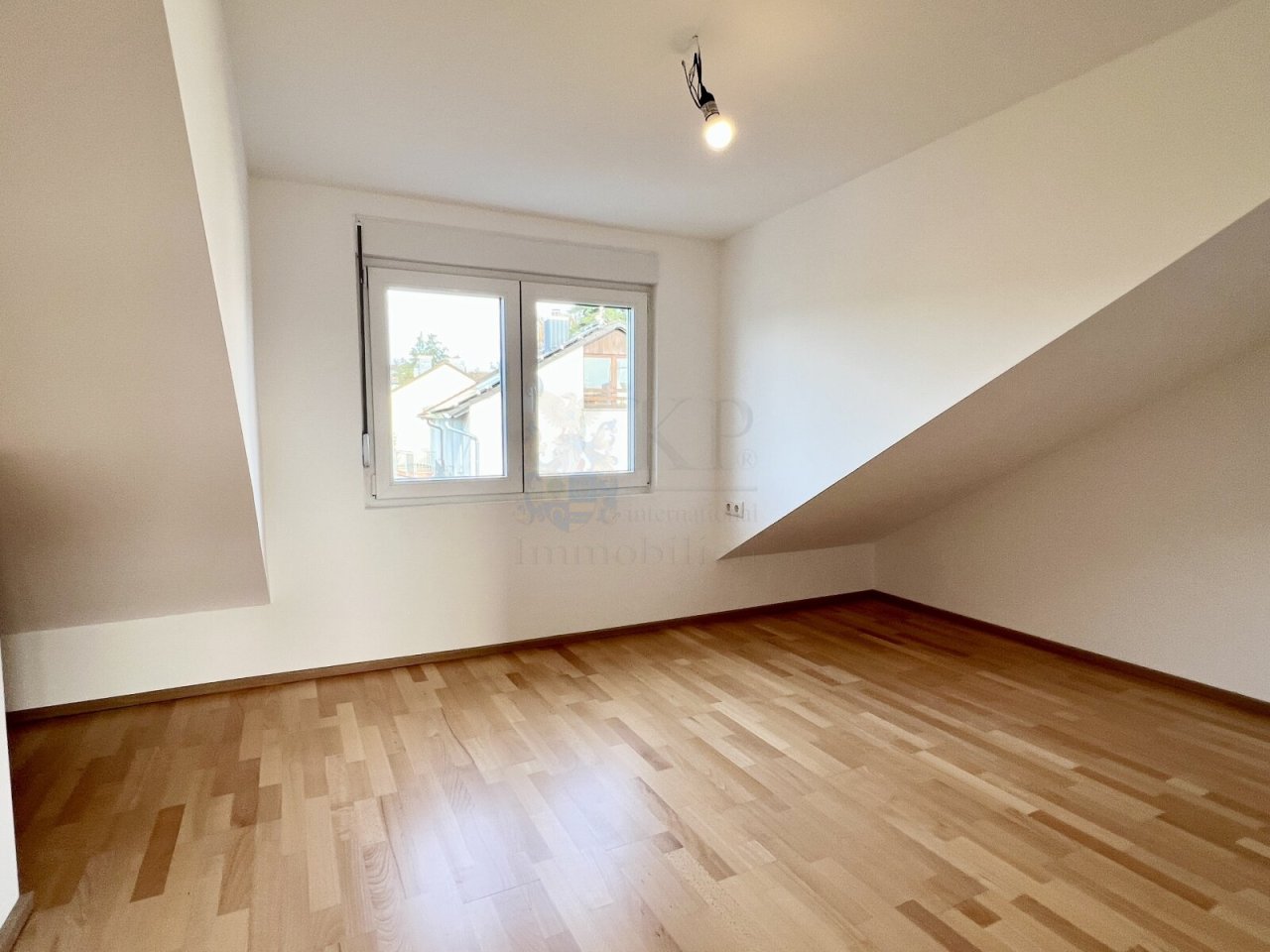 ROOM IN THE TOP FLOOR